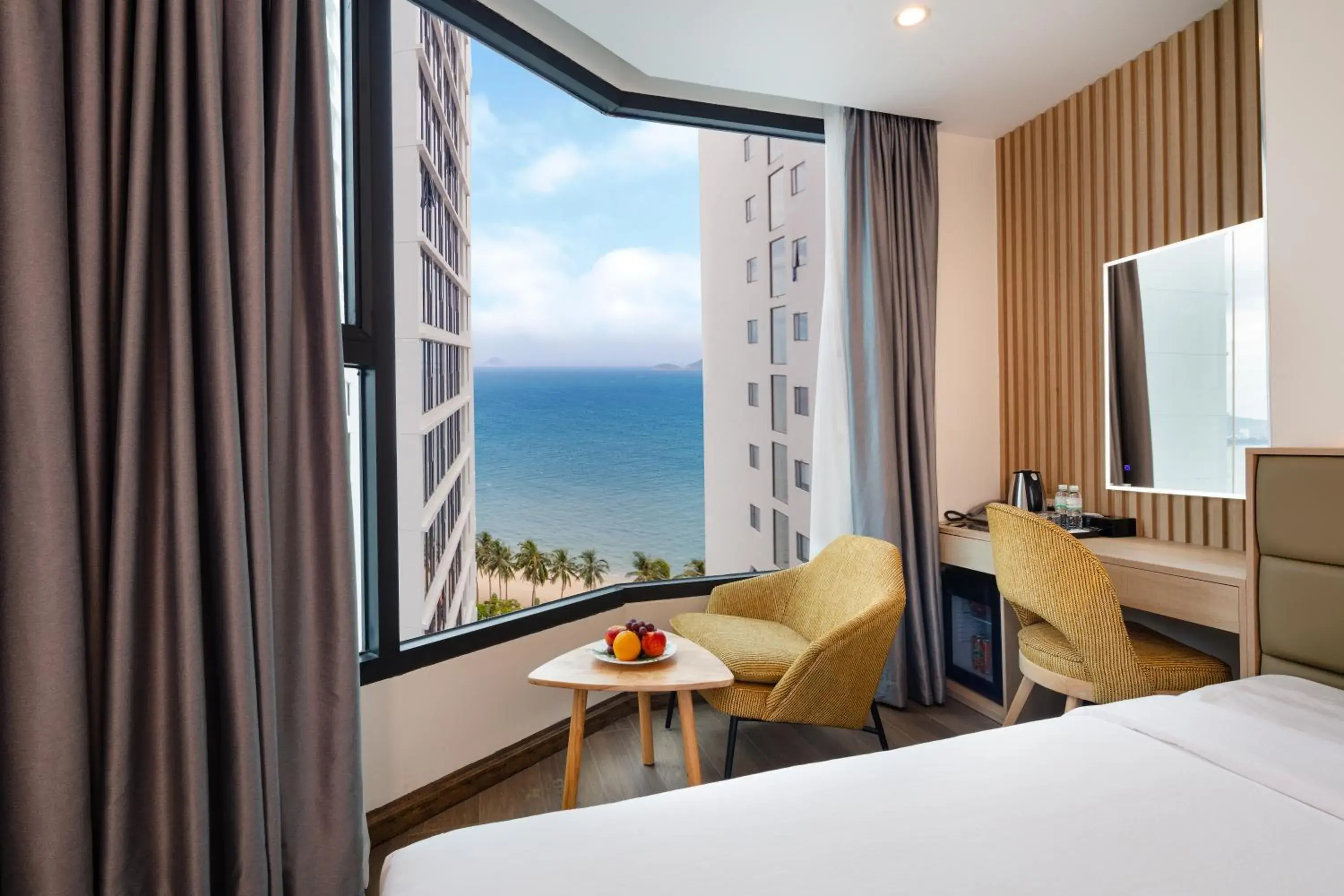 Deluxe Double or Twin Room with Sea View in Lucky Sun Hotel Nha Trang Beach Deluxe Double or Twin Room with Sea View in Lucky Sun Hotel Nha Trang Beach