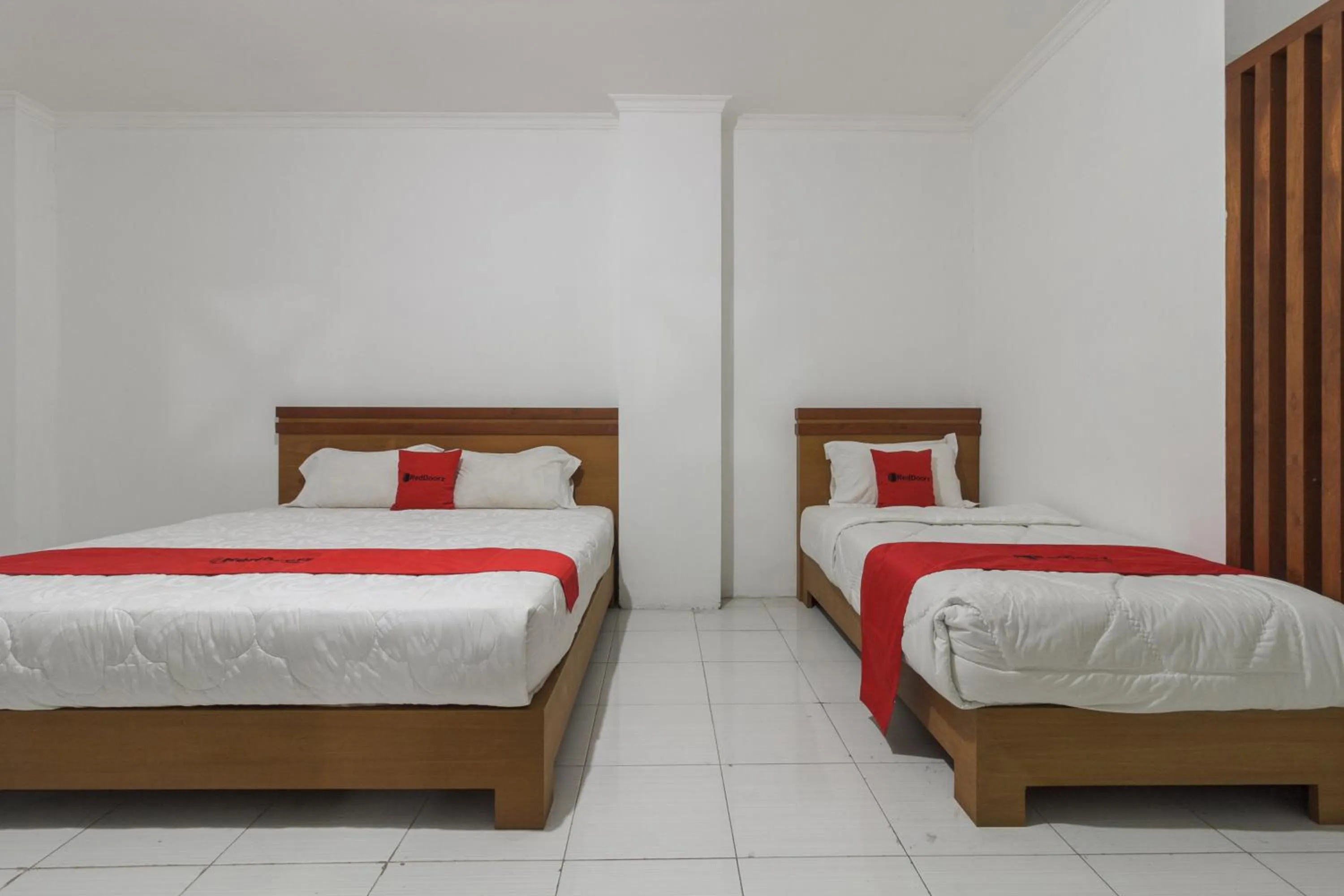 Bedroom, Bed in RedDoorz Syariah @ Cipanas