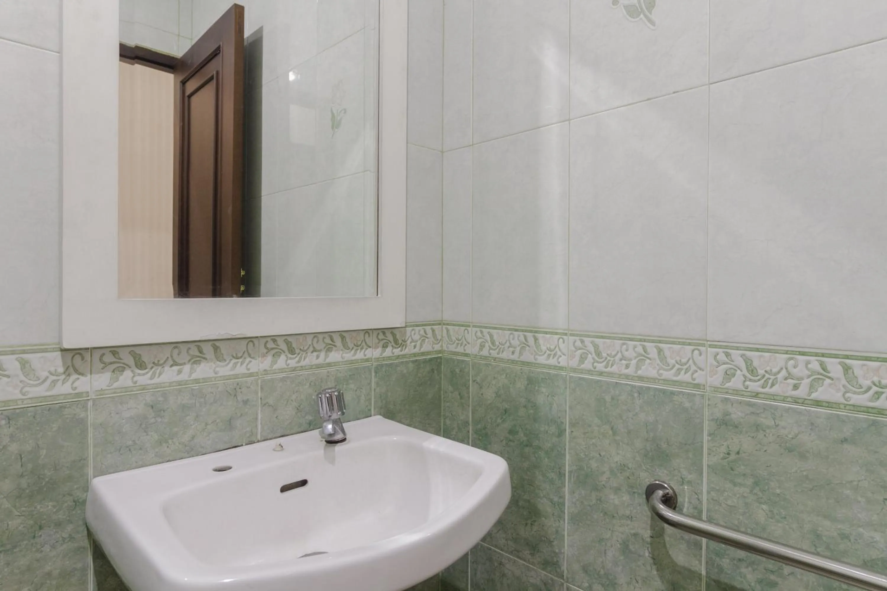 Bathroom in RedDoorz Syariah @ Cipanas