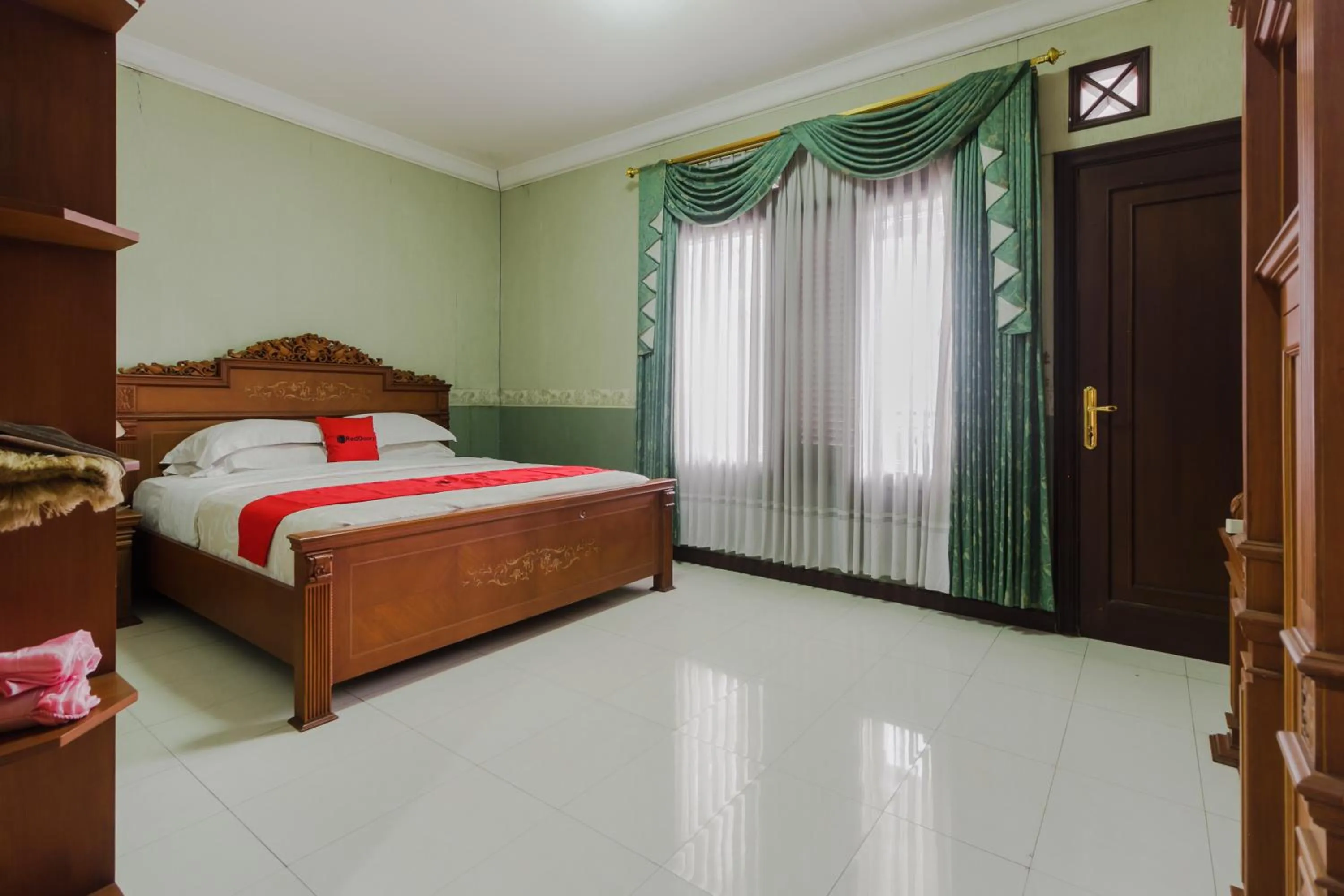Living room, Bed in RedDoorz Syariah @ Cipanas