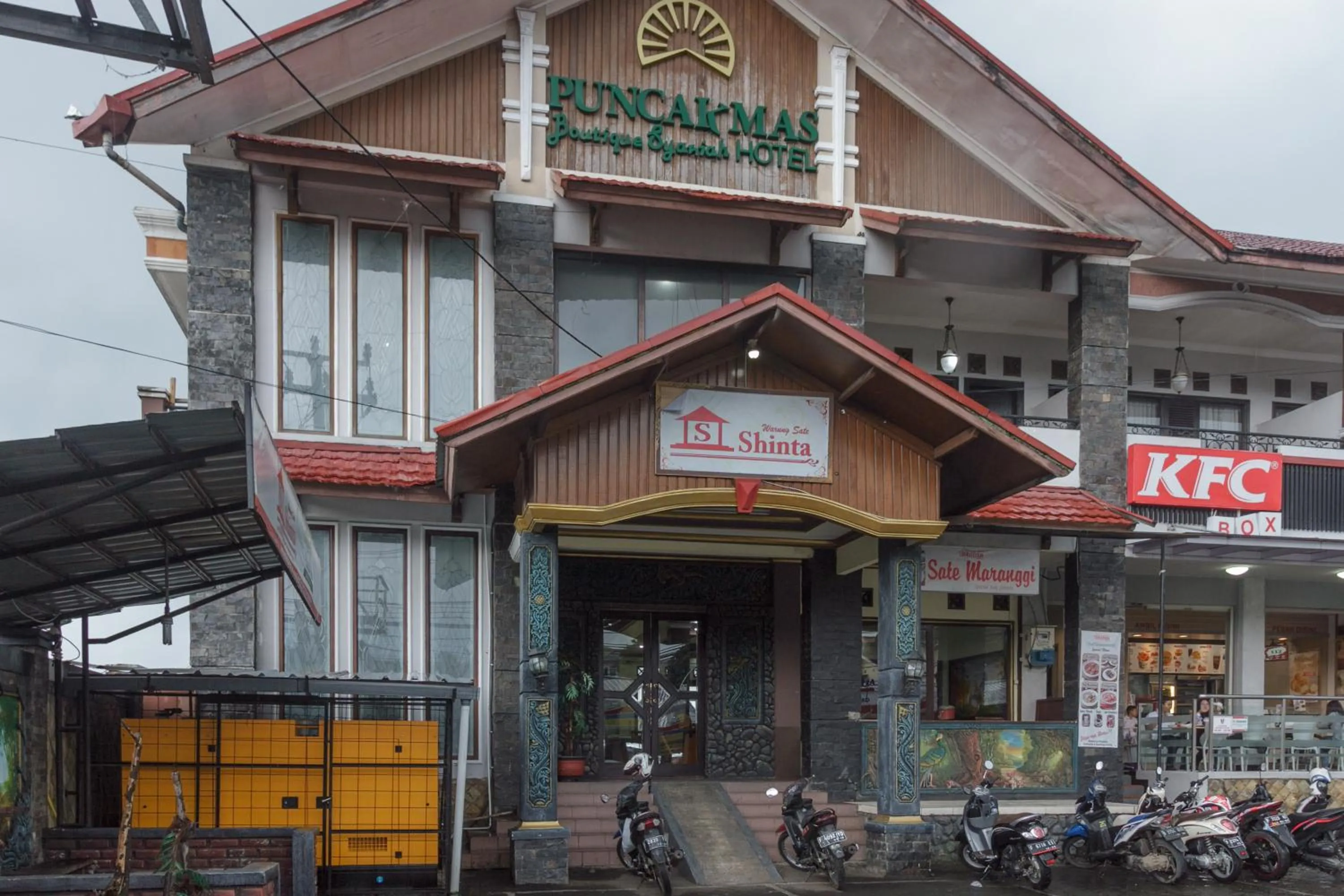 Facade/entrance in RedDoorz Syariah @ Cipanas