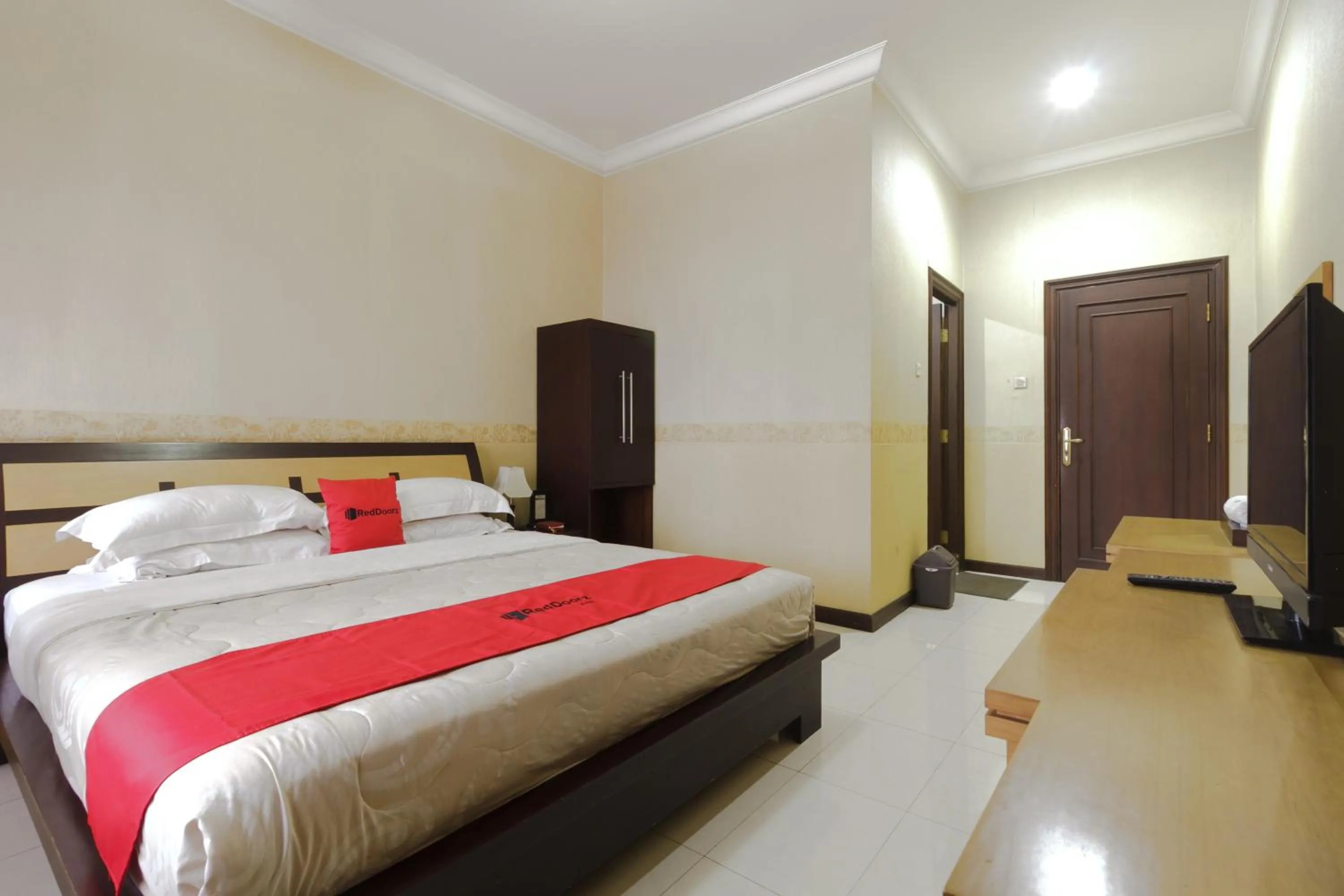 Bedroom, Bed in RedDoorz Syariah @ Cipanas
