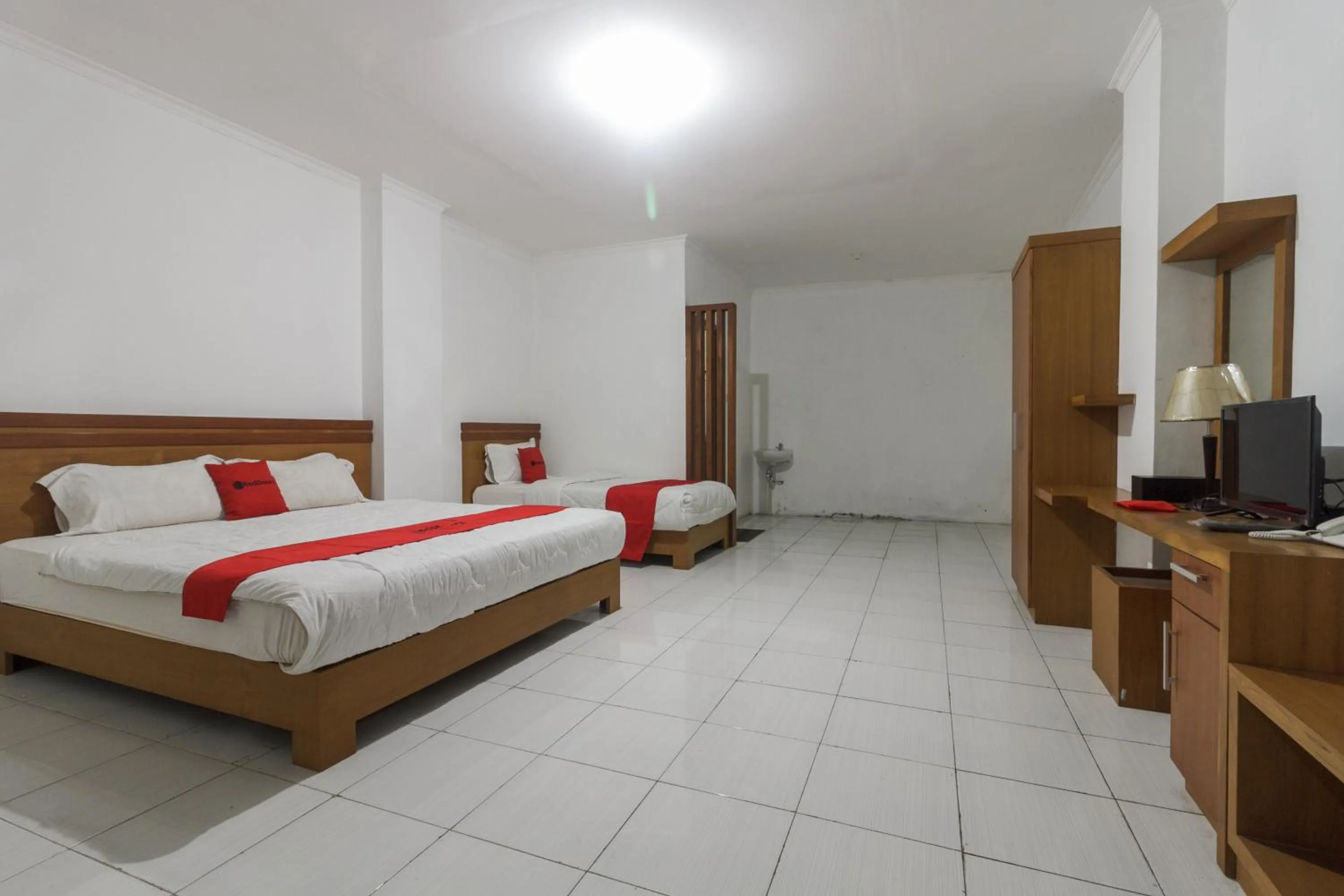 Bedroom, Bed in RedDoorz Syariah @ Cipanas