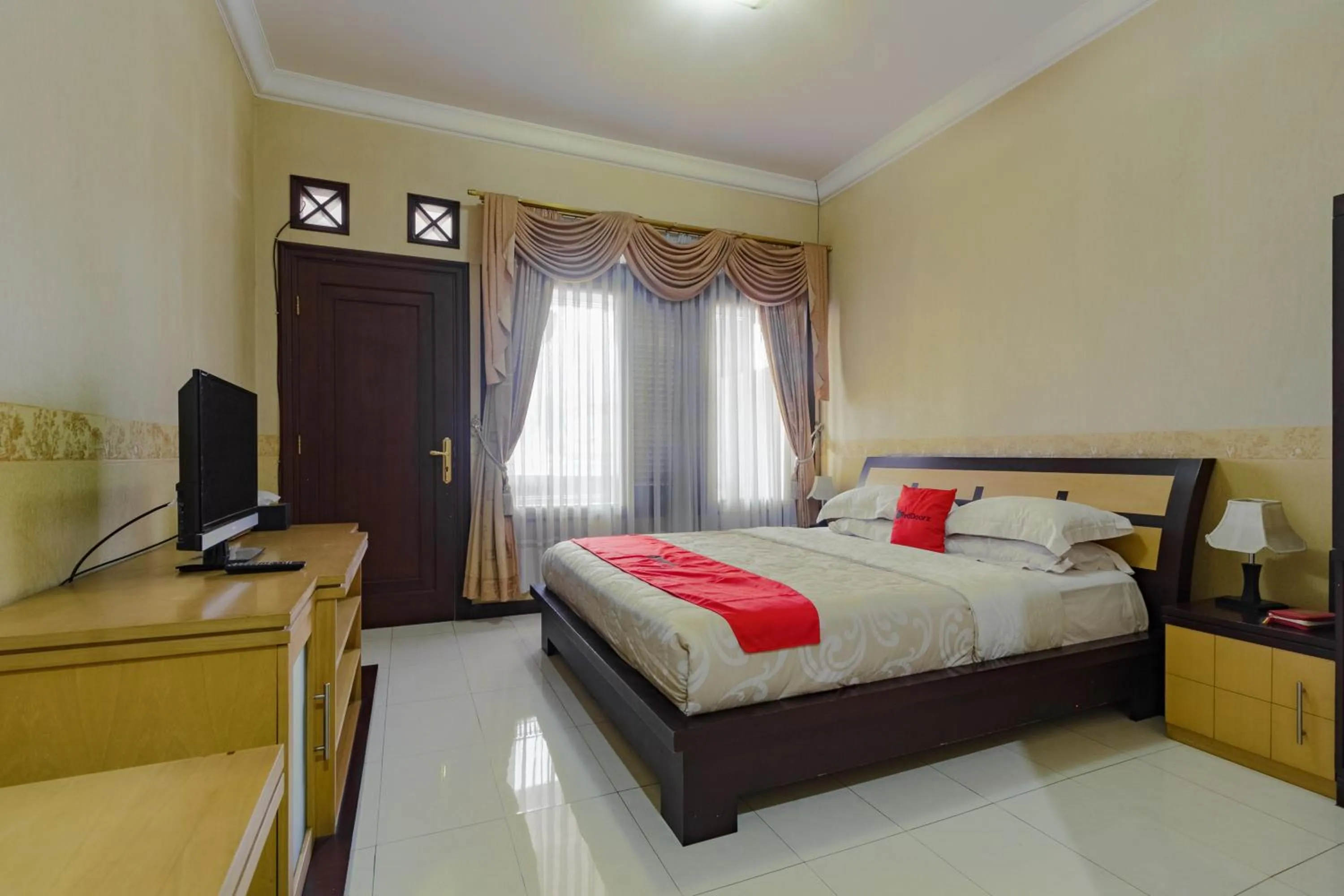 Bedroom, Bed in RedDoorz Syariah @ Cipanas