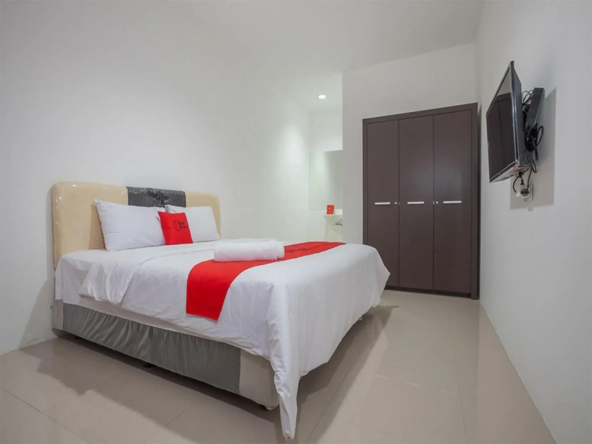 Double Room in RedDoorz @ Kertajaya Surabaya Double Room in RedDoorz @ Kertajaya Surabaya