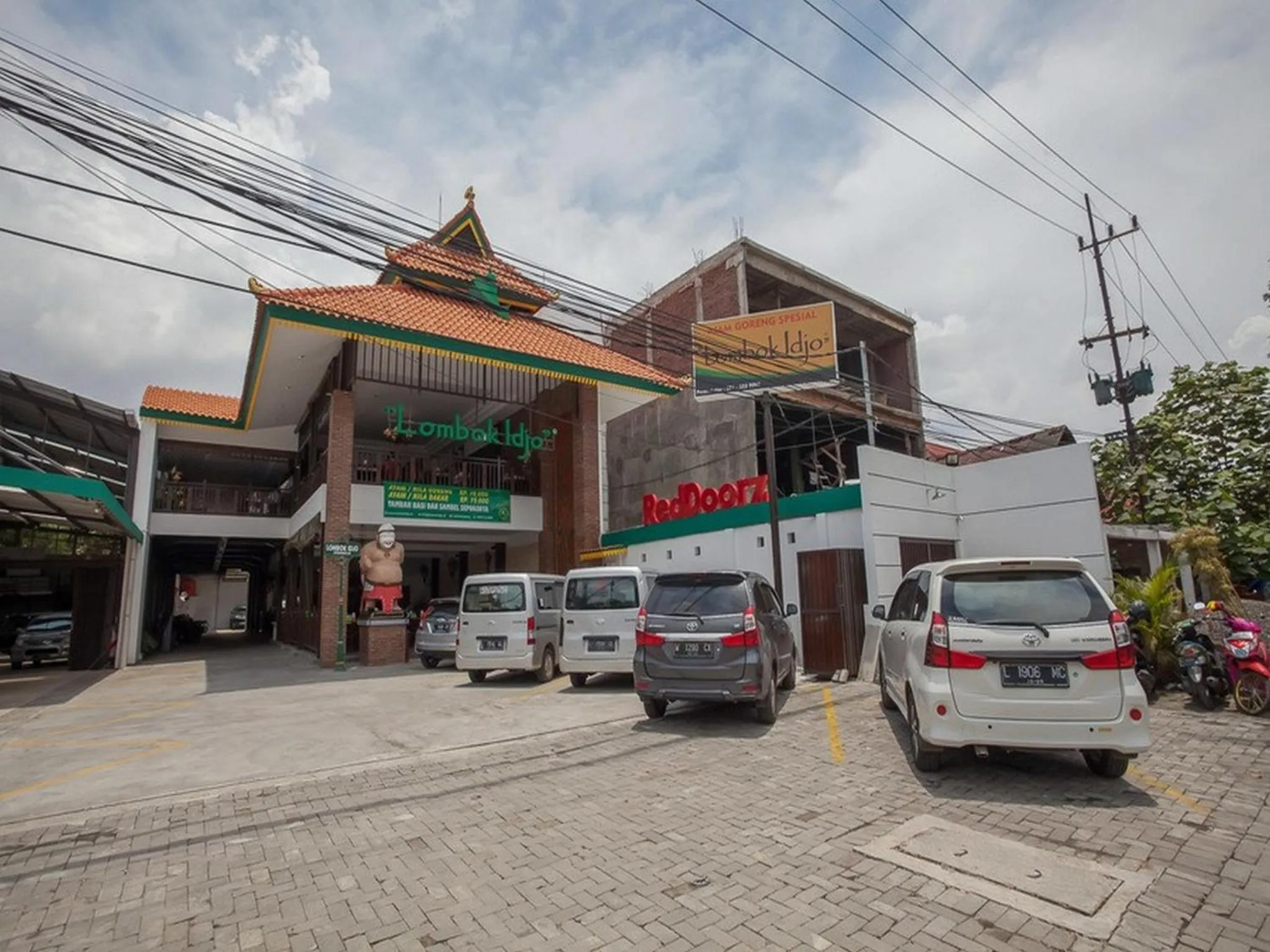 Property building in RedDoorz @ Kertajaya Surabaya