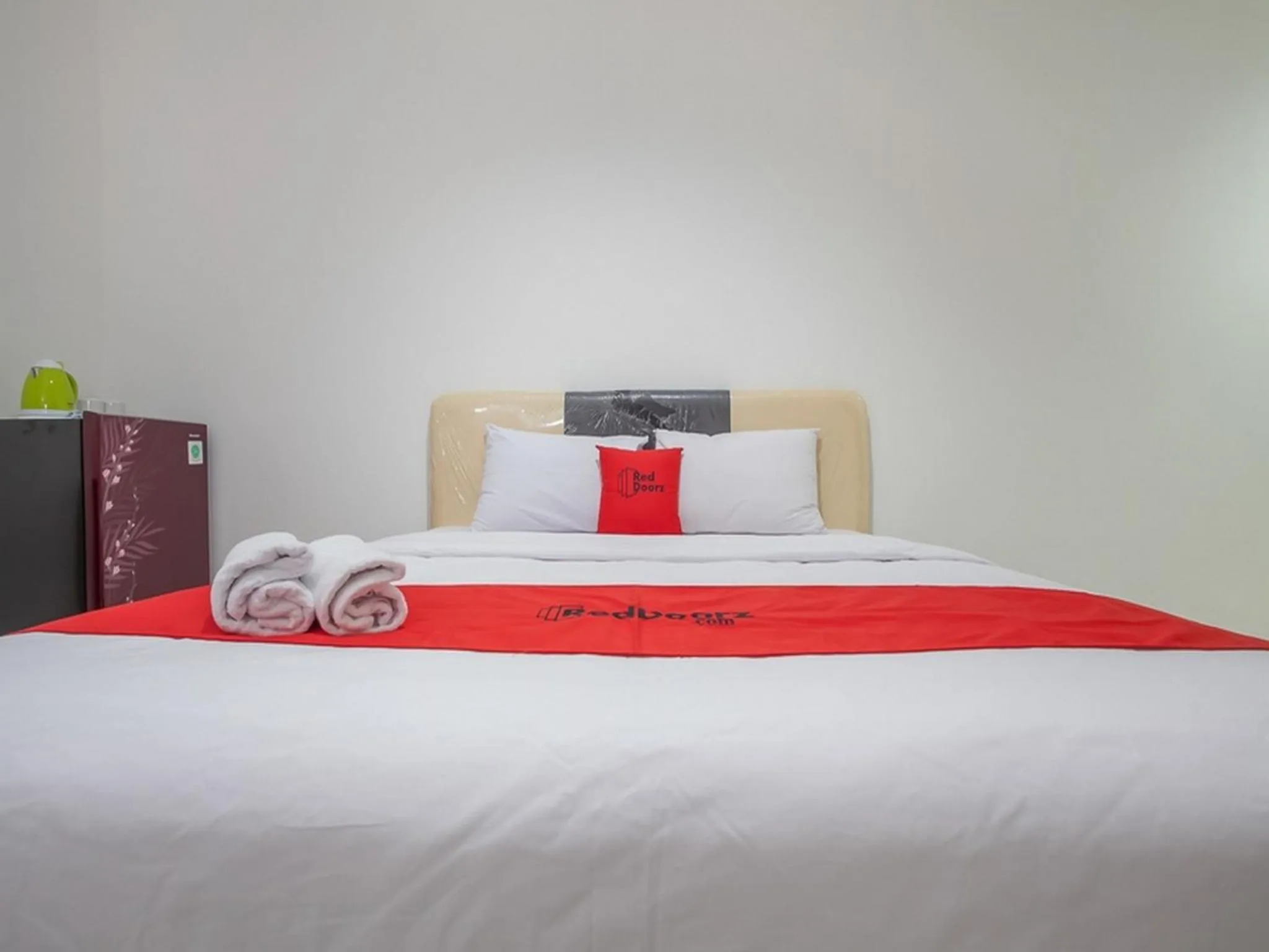 Bedroom, Bed in RedDoorz @ Kertajaya Surabaya