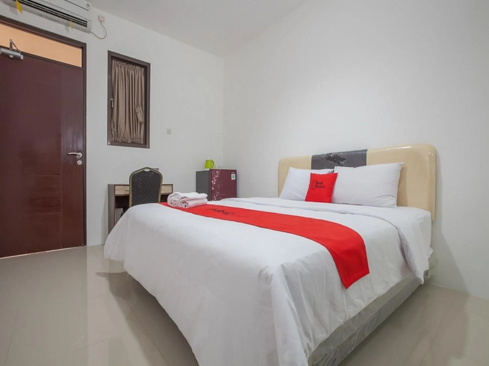 Bedroom, Bed in RedDoorz @ Kertajaya Surabaya