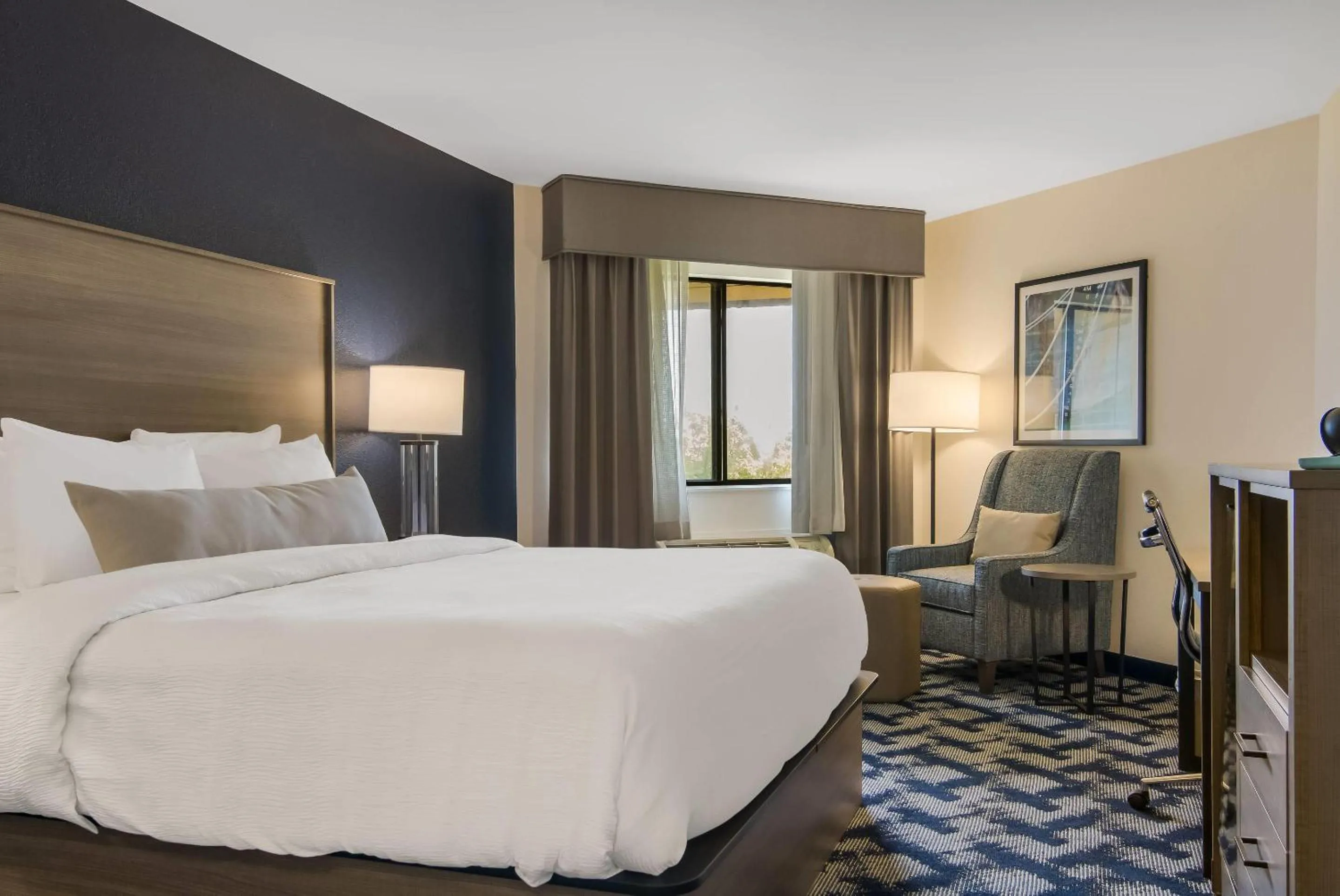 Bedroom, Bed in The Inn on Maritime Bay, an Ascend Collection Hotel