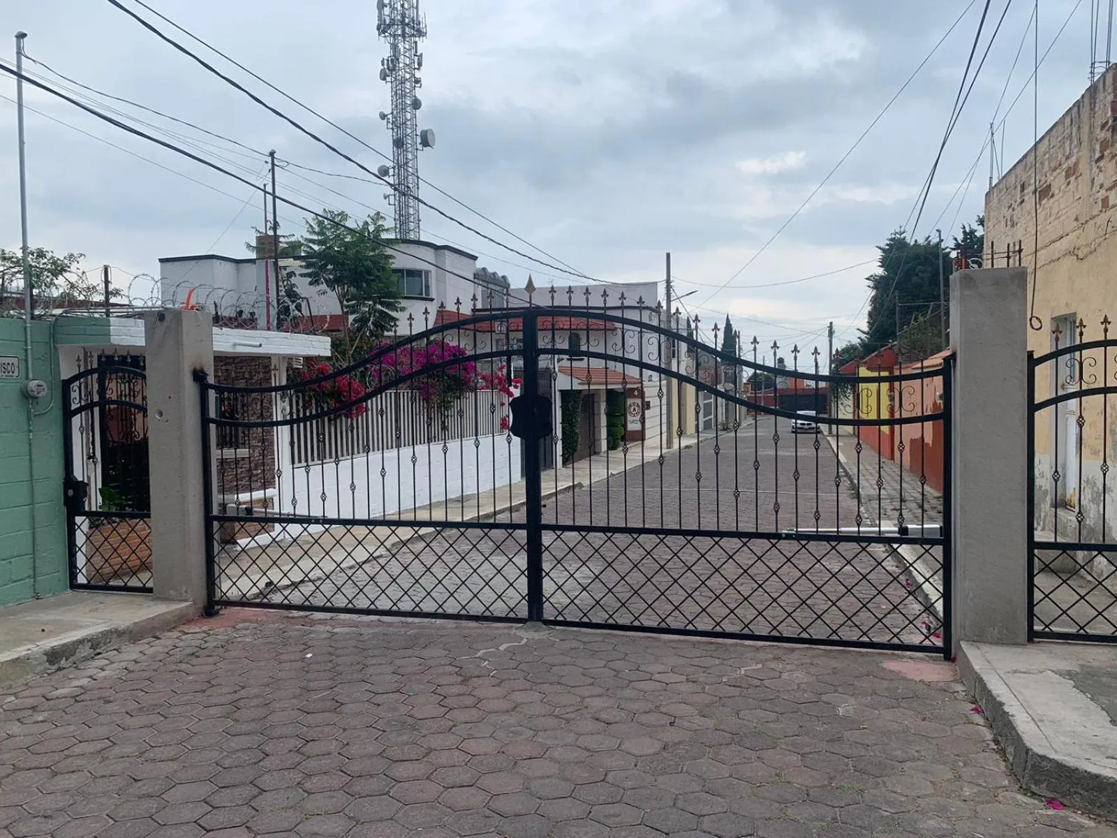 Property building in La Aurora Hotel Like Home