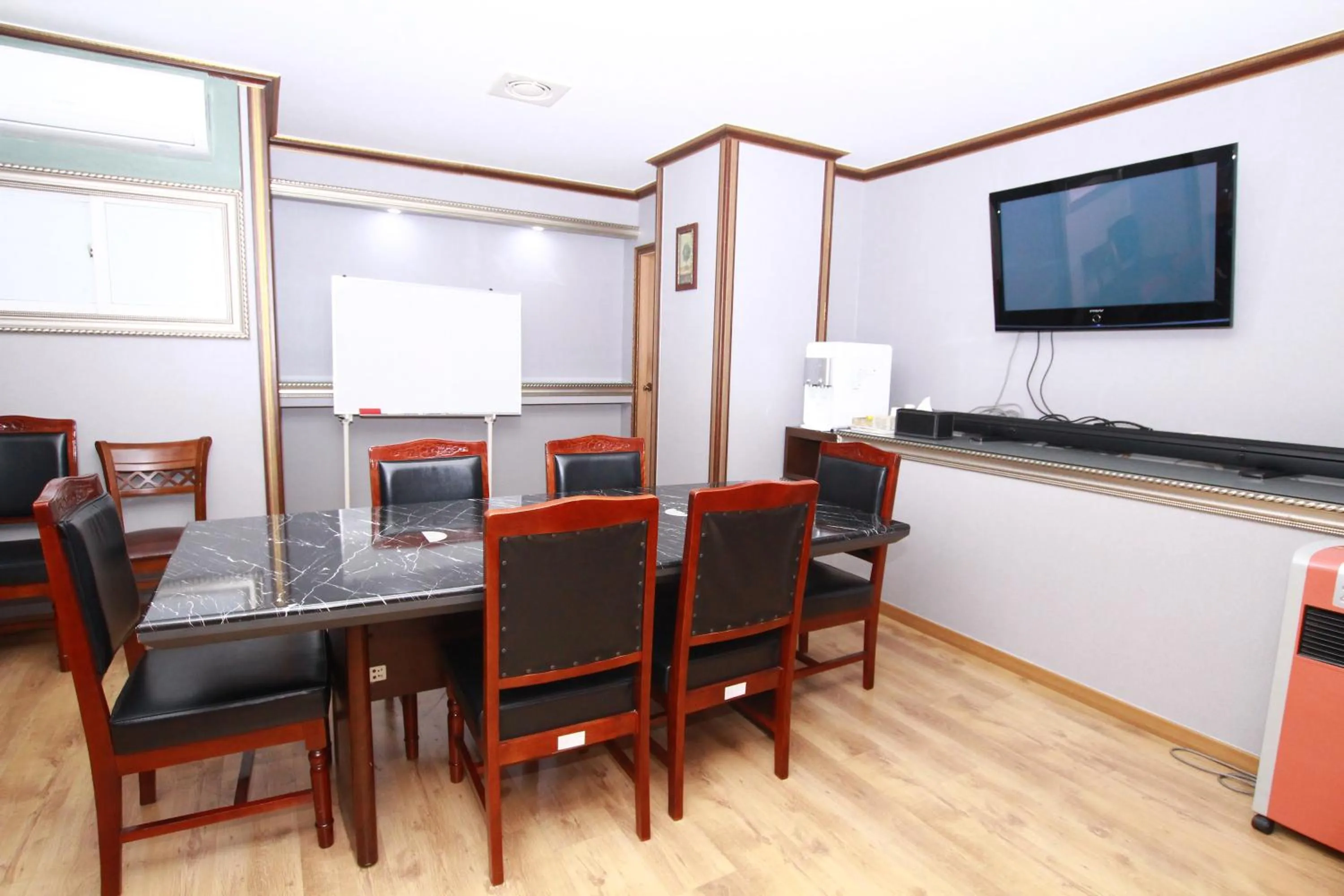 Communal lounge/ TV room in Symphony Hotel