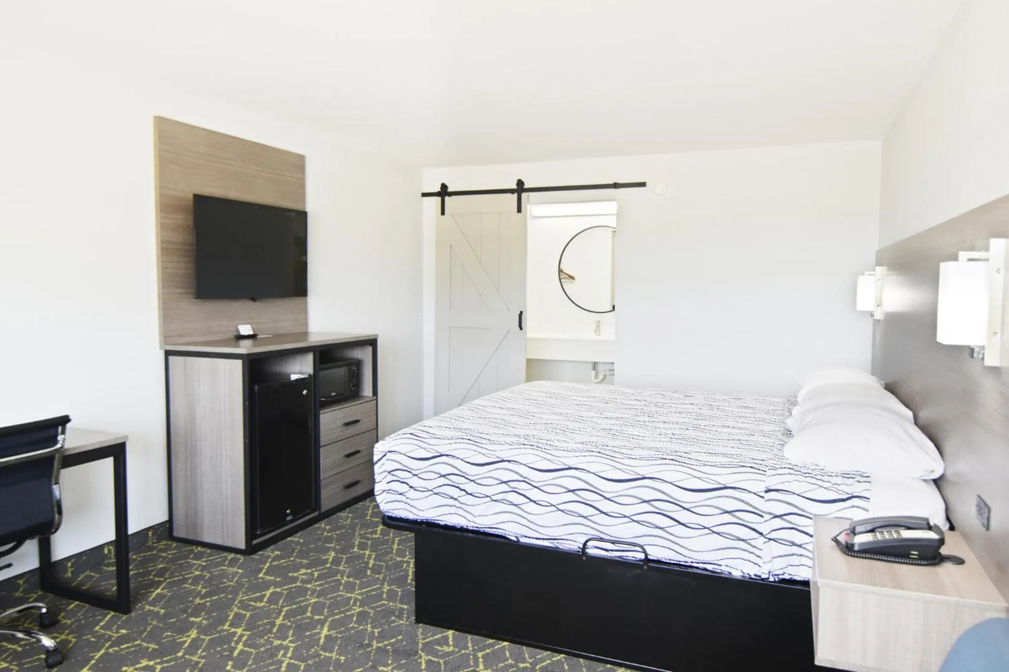 Photo of the whole room, Bed in Walnut Inn Roland