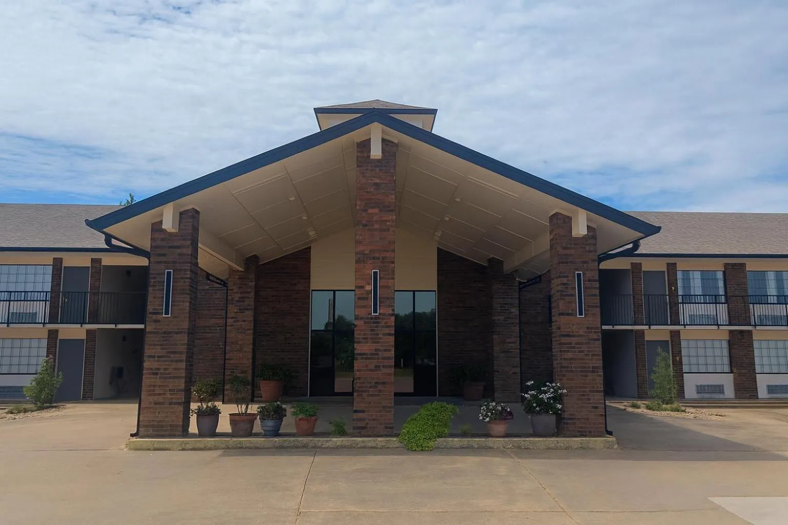 Property building in Walnut Inn Roland