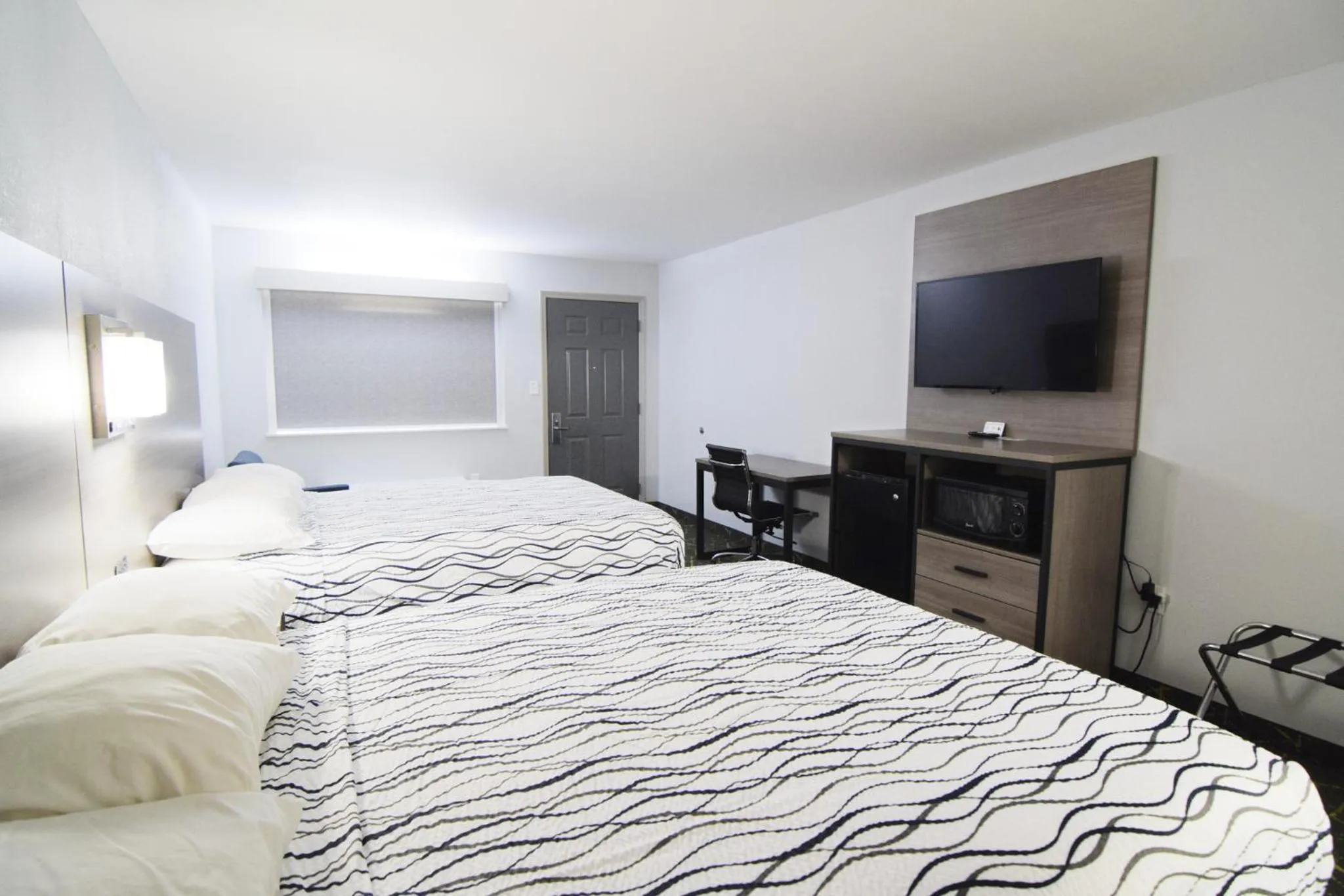 Photo of the whole room, Bed in Walnut Inn Roland