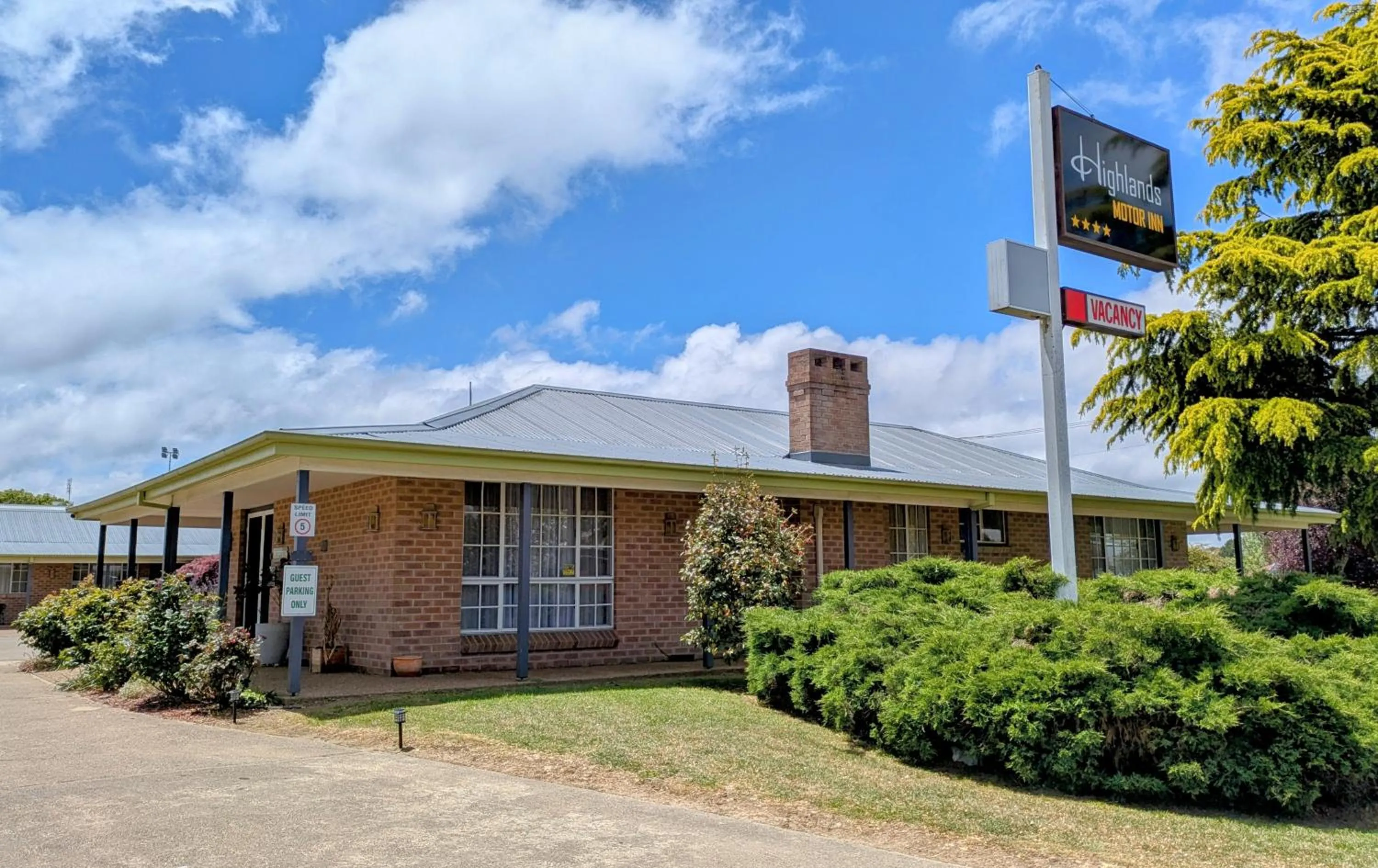 Garden in Highlands Motor Inn