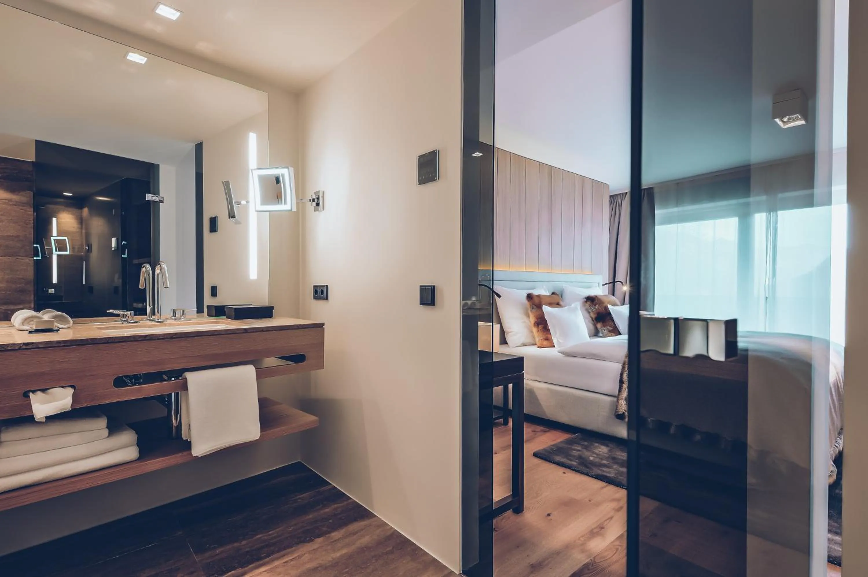 Decorative detail, Bed in Elizabeth Arthotel Adults Only