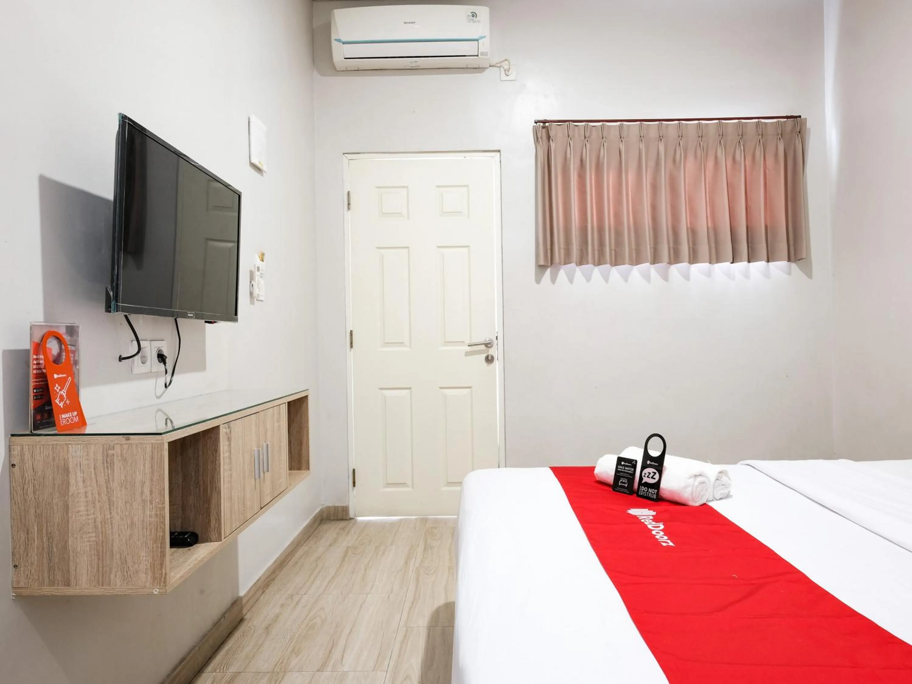 Bedroom, Bed in RedDoorz near Ciputra Golf Surabaya