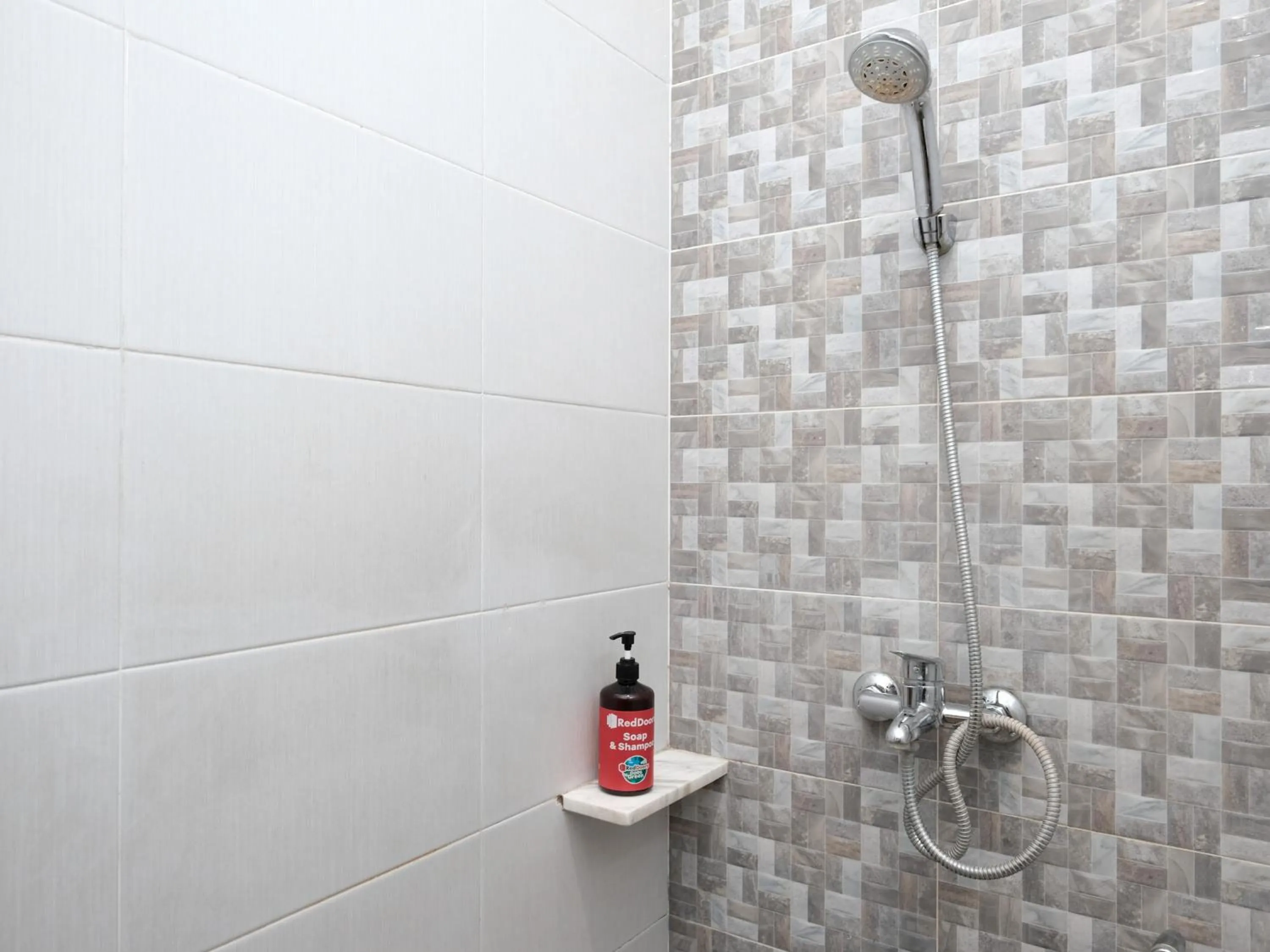 Bathroom in RedDoorz near Ciputra Golf Surabaya