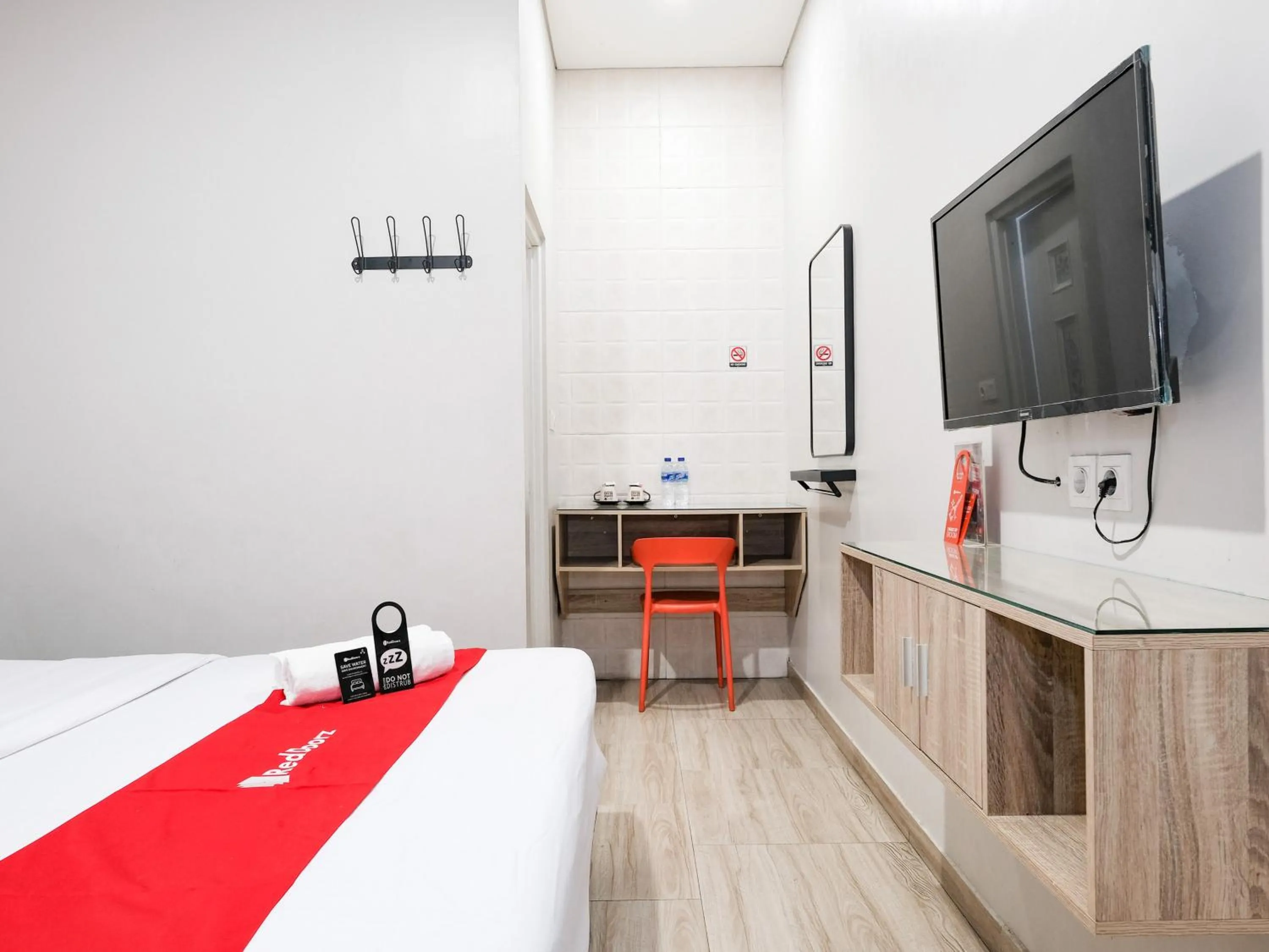 Bedroom, Bed in RedDoorz near Ciputra Golf Surabaya