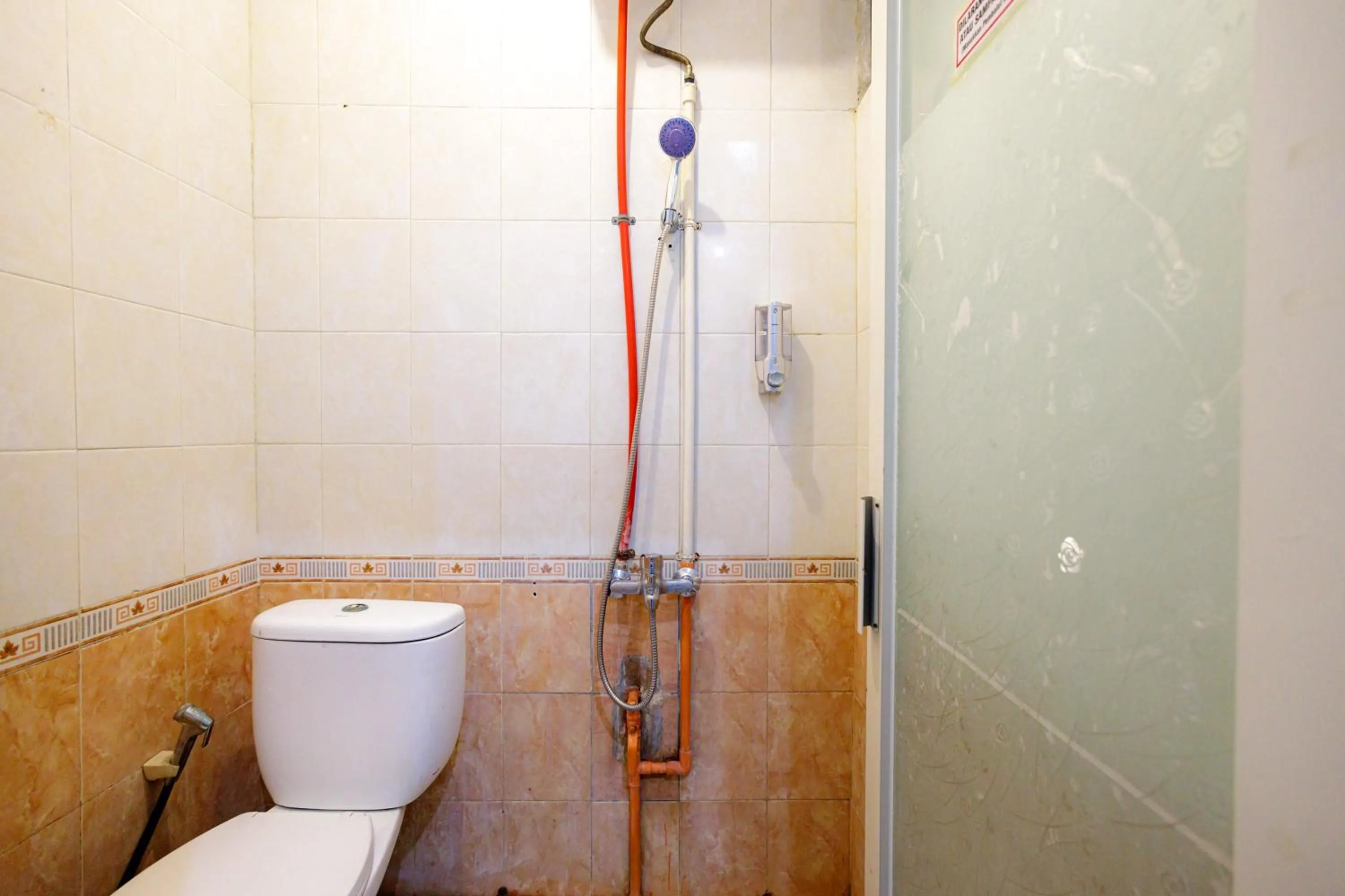 Bathroom in Marcello Residence Siwalankerto near Petra University Surabaya Mitra RedDoorz