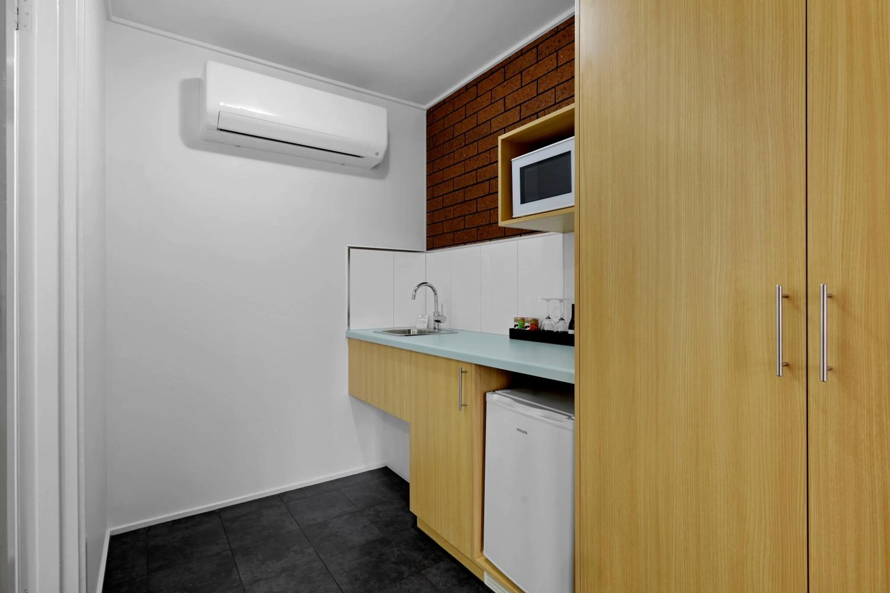 Kitchen or kitchenette in Hamilton Lonsdale Motel