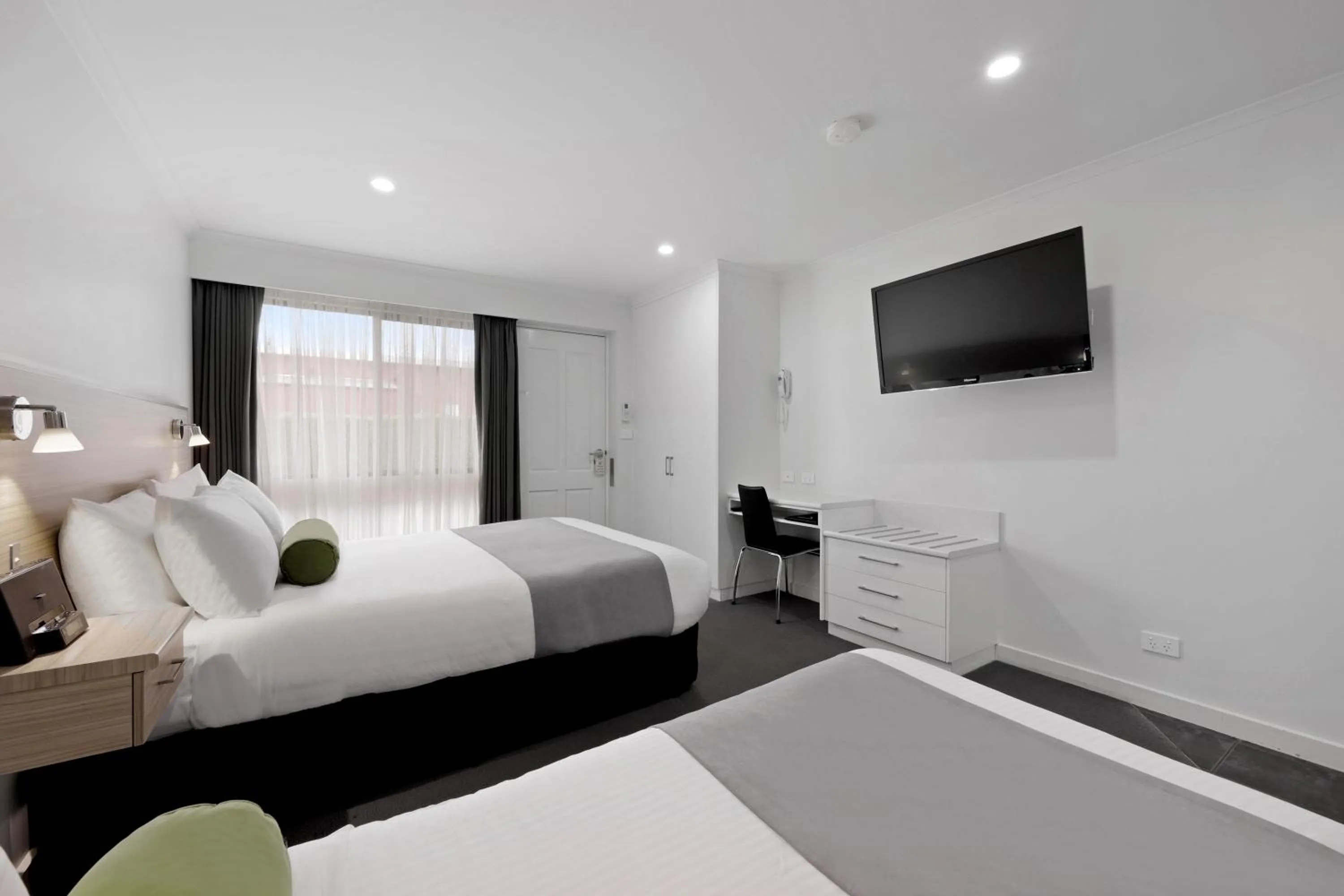 Photo of the whole room, Bed in Hamilton Lonsdale Motel