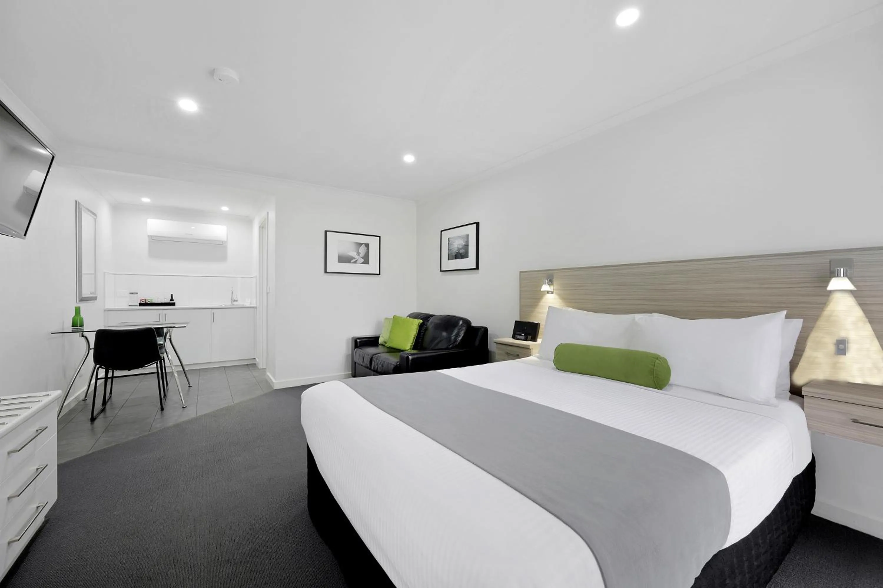 Photo of the whole room, Bed in Hamilton Lonsdale Motel