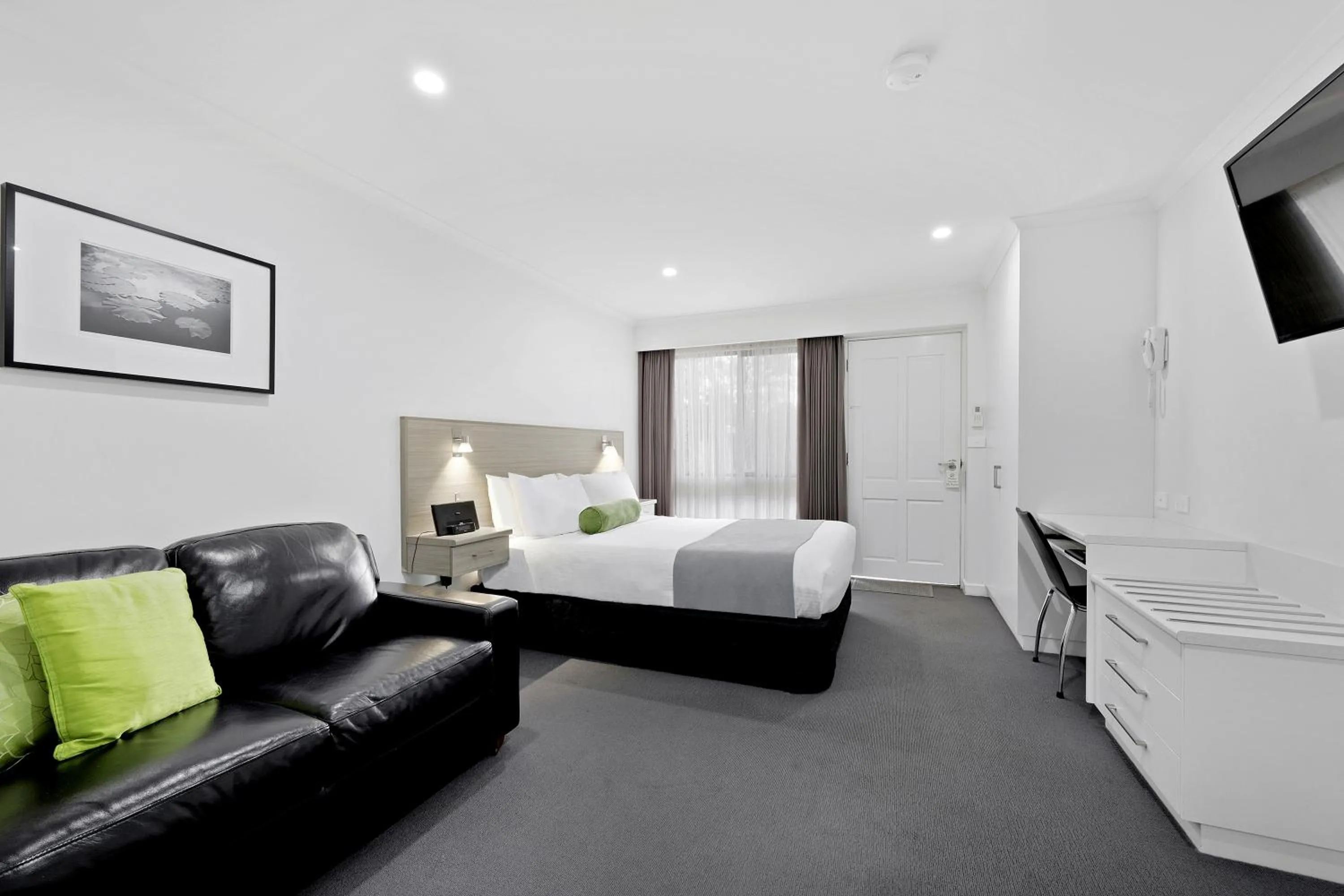 Photo of the whole room, Bed in Hamilton Lonsdale Motel