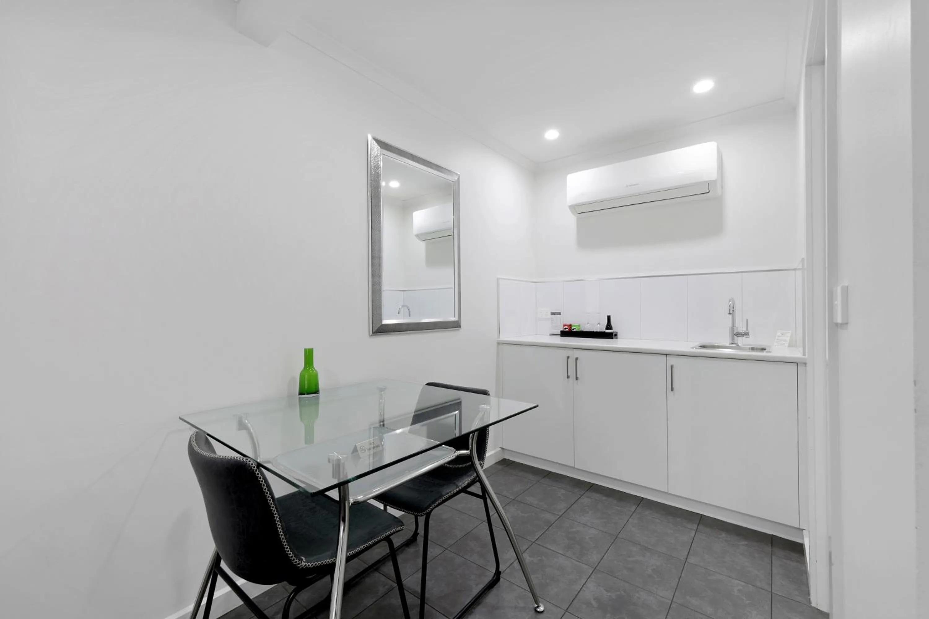 Kitchen or kitchenette in Hamilton Lonsdale Motel