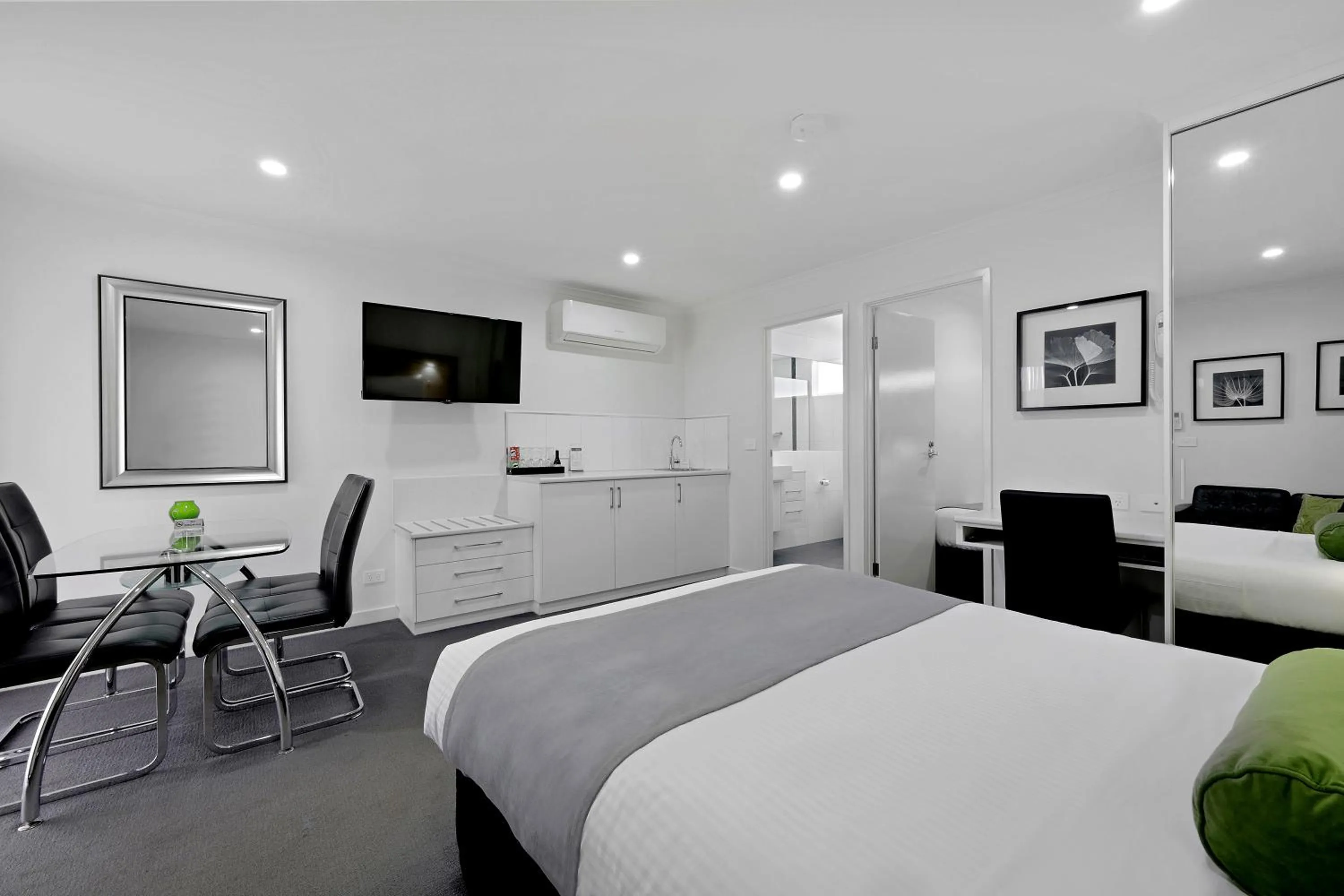 Photo of the whole room, Bed in Hamilton Lonsdale Motel