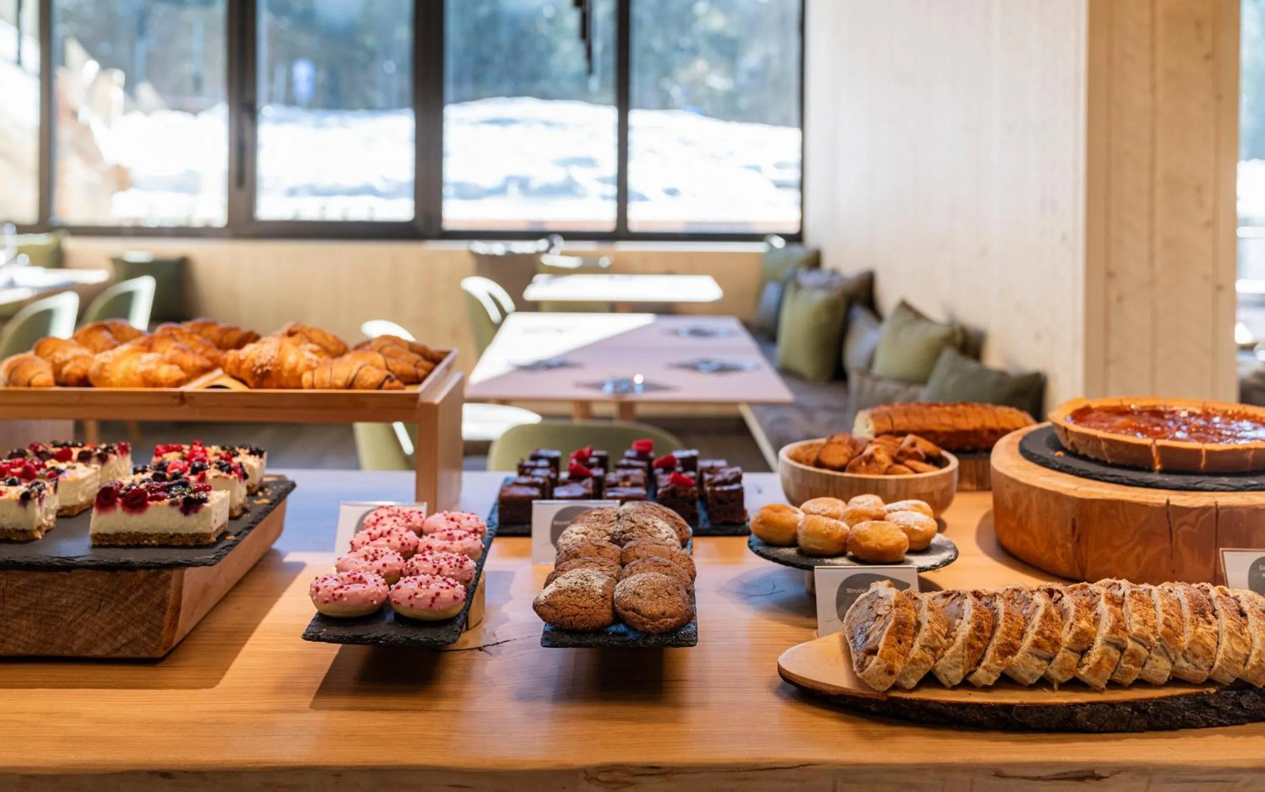 Restaurant/places to eat in Ambiez Residencehotel