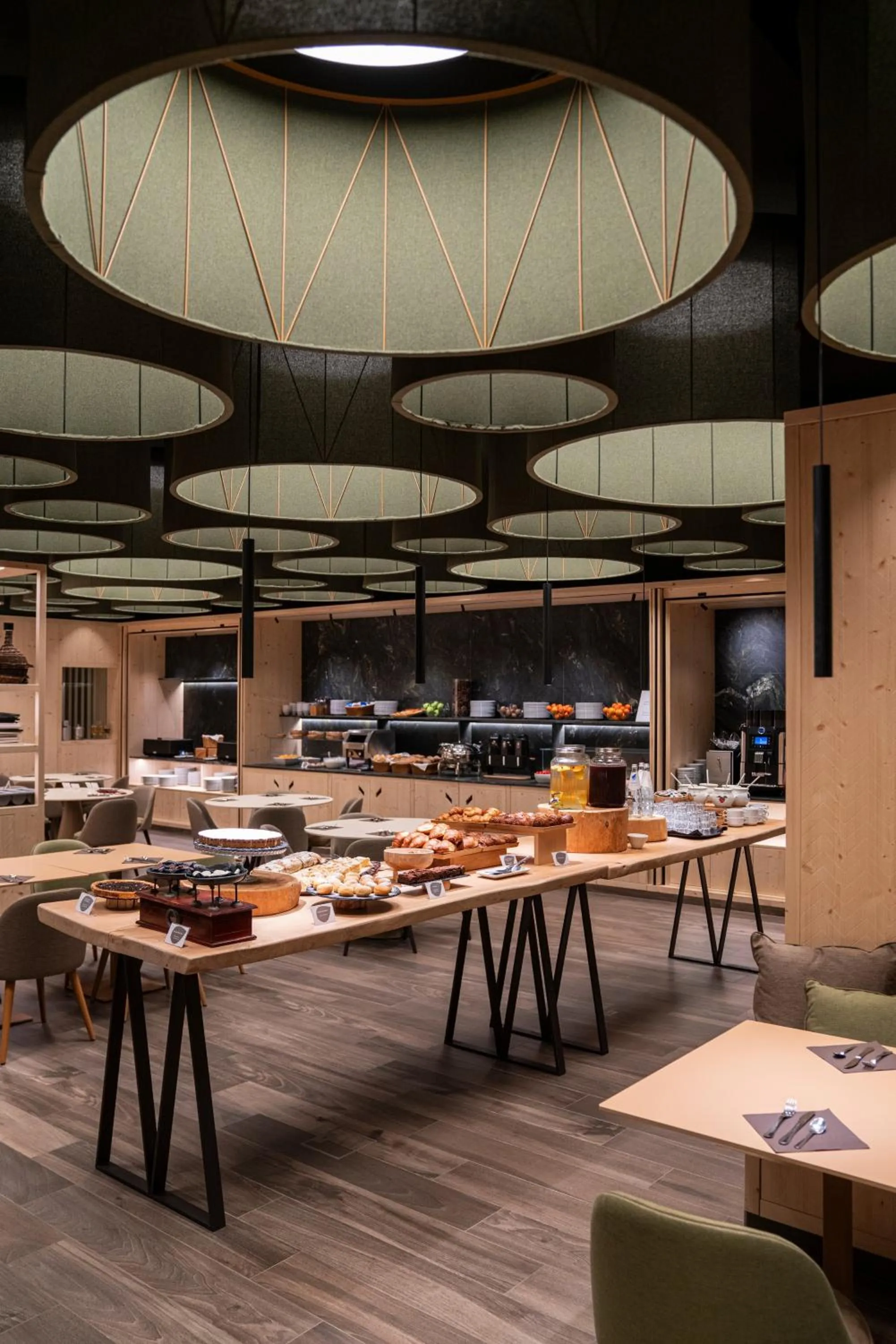 Restaurant/places to eat in Ambiez Residencehotel