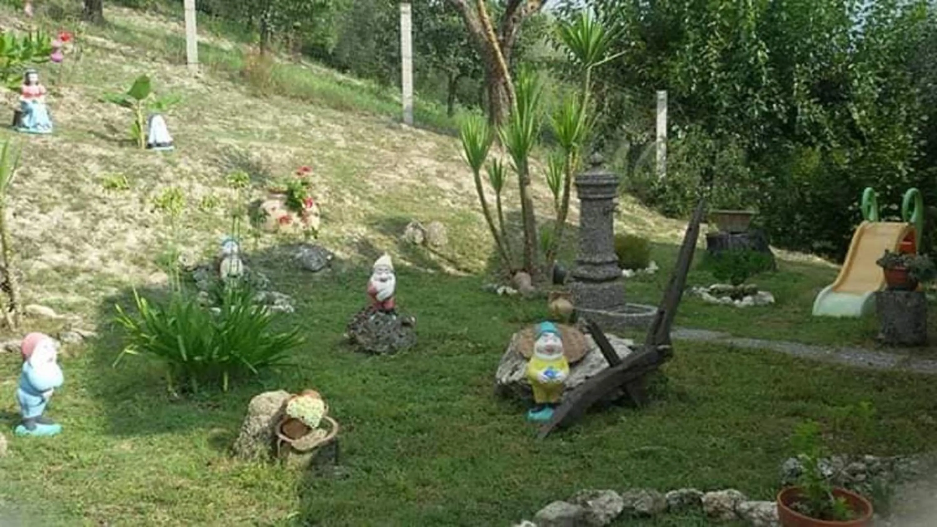 Garden in B&b Villa Santa Sofia by holidayngo