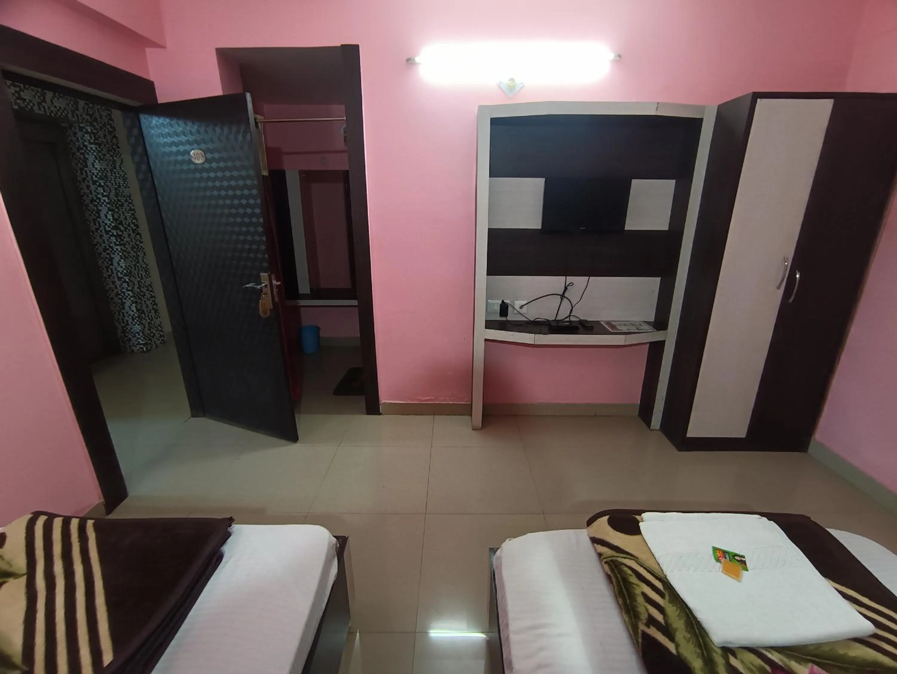 Bed in Hotel Viraat Inn