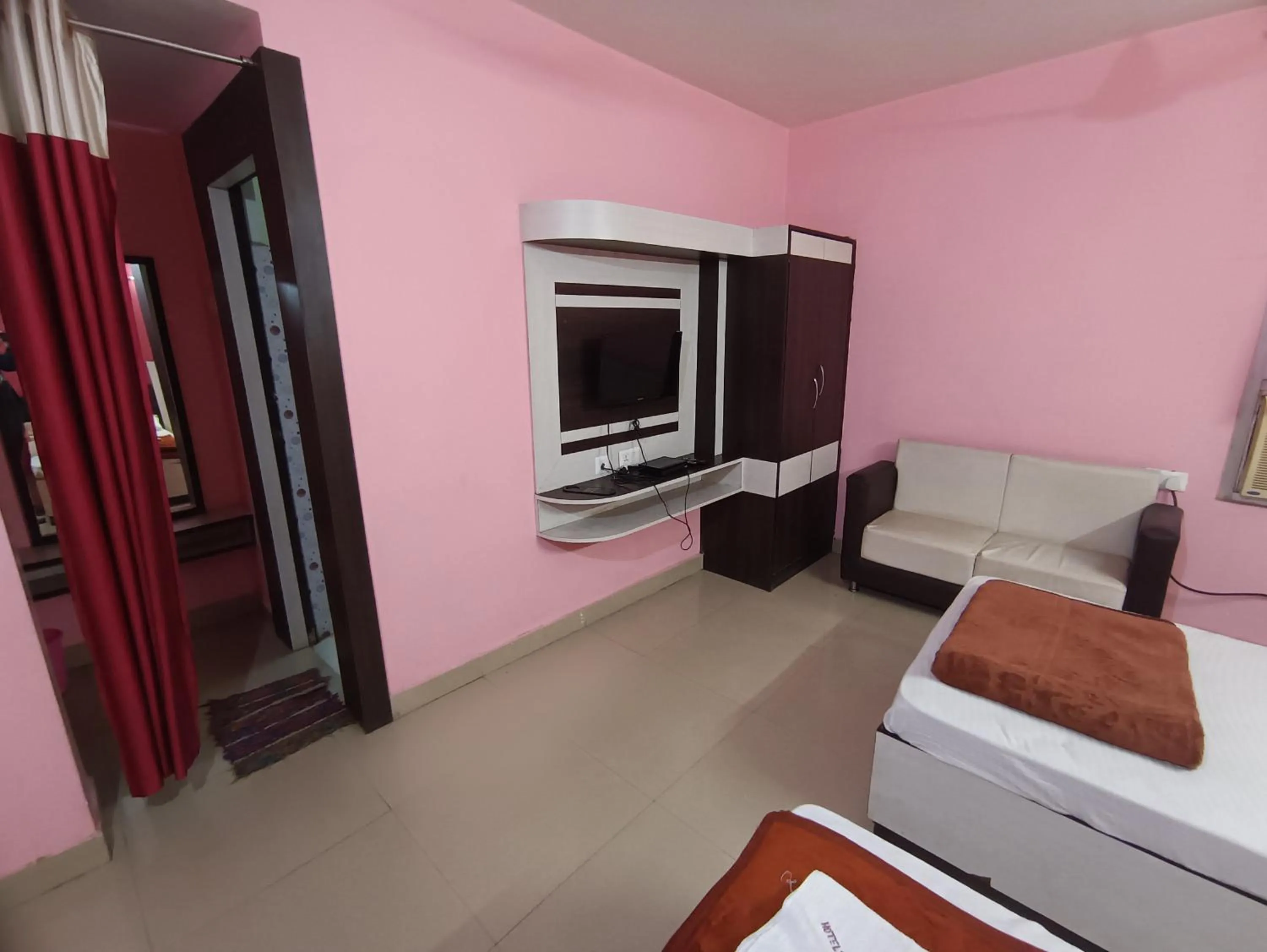 Bed in Hotel Viraat Inn