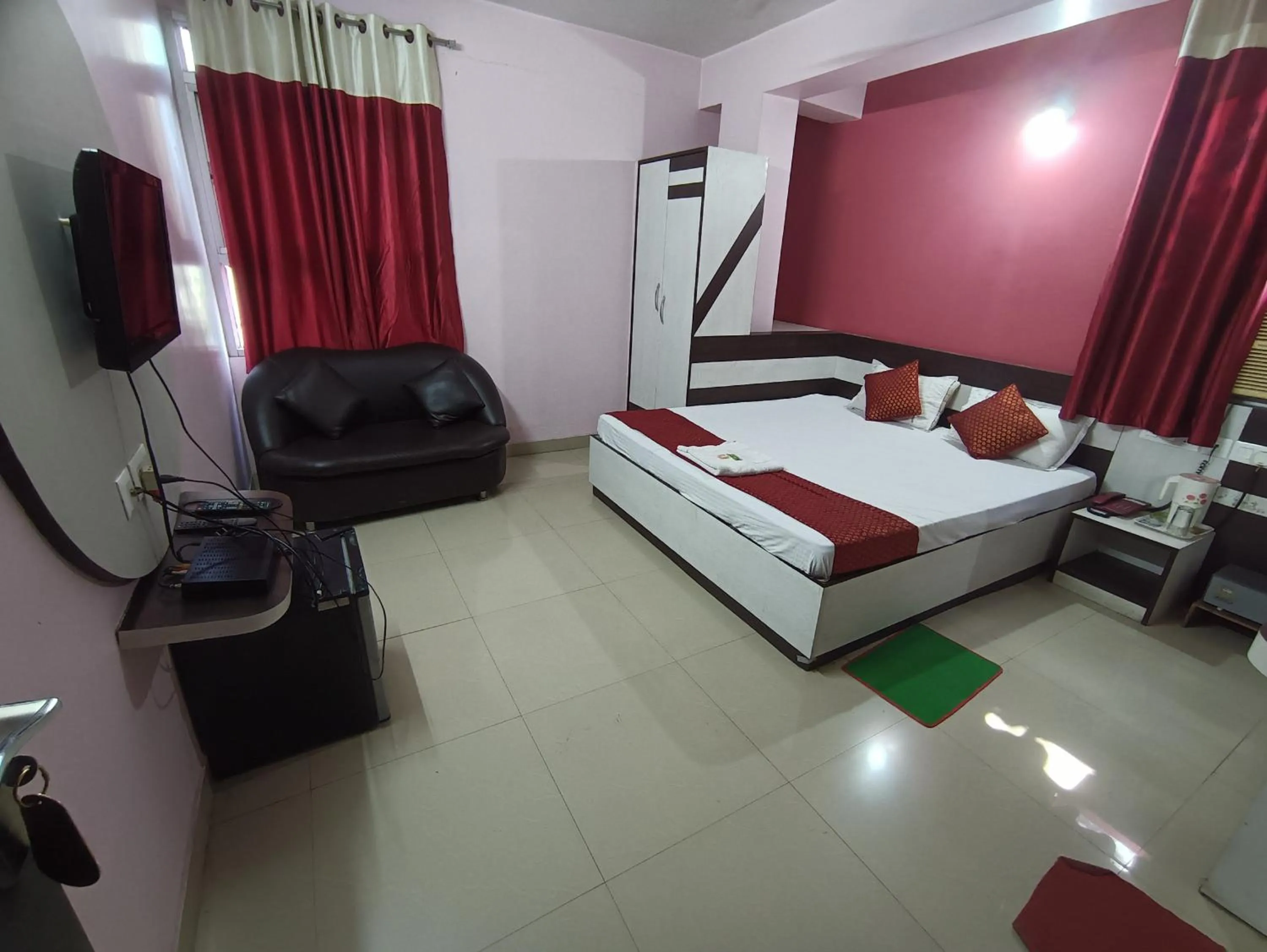 Bed in Hotel Viraat Inn