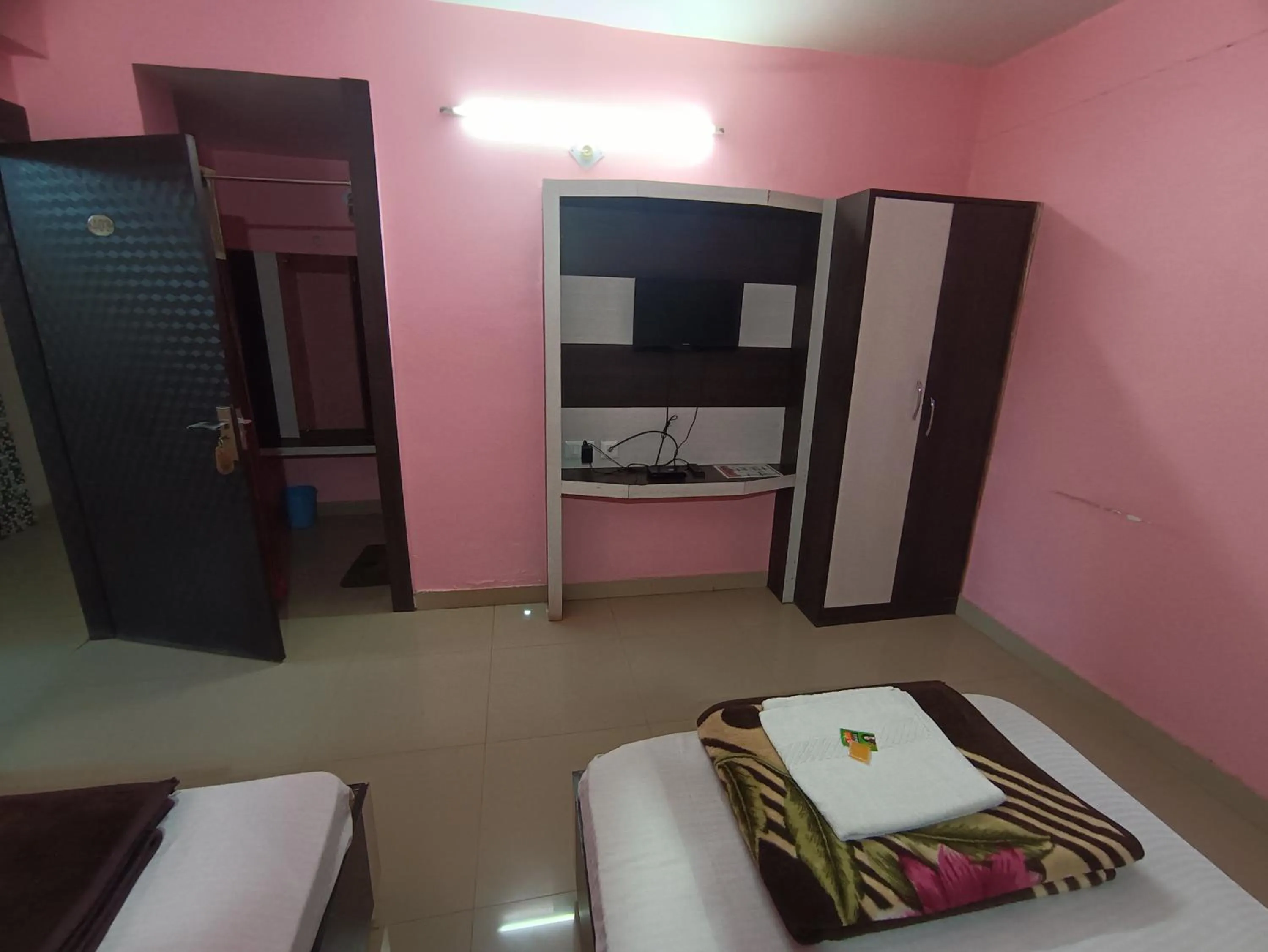 Bed in Hotel Viraat Inn