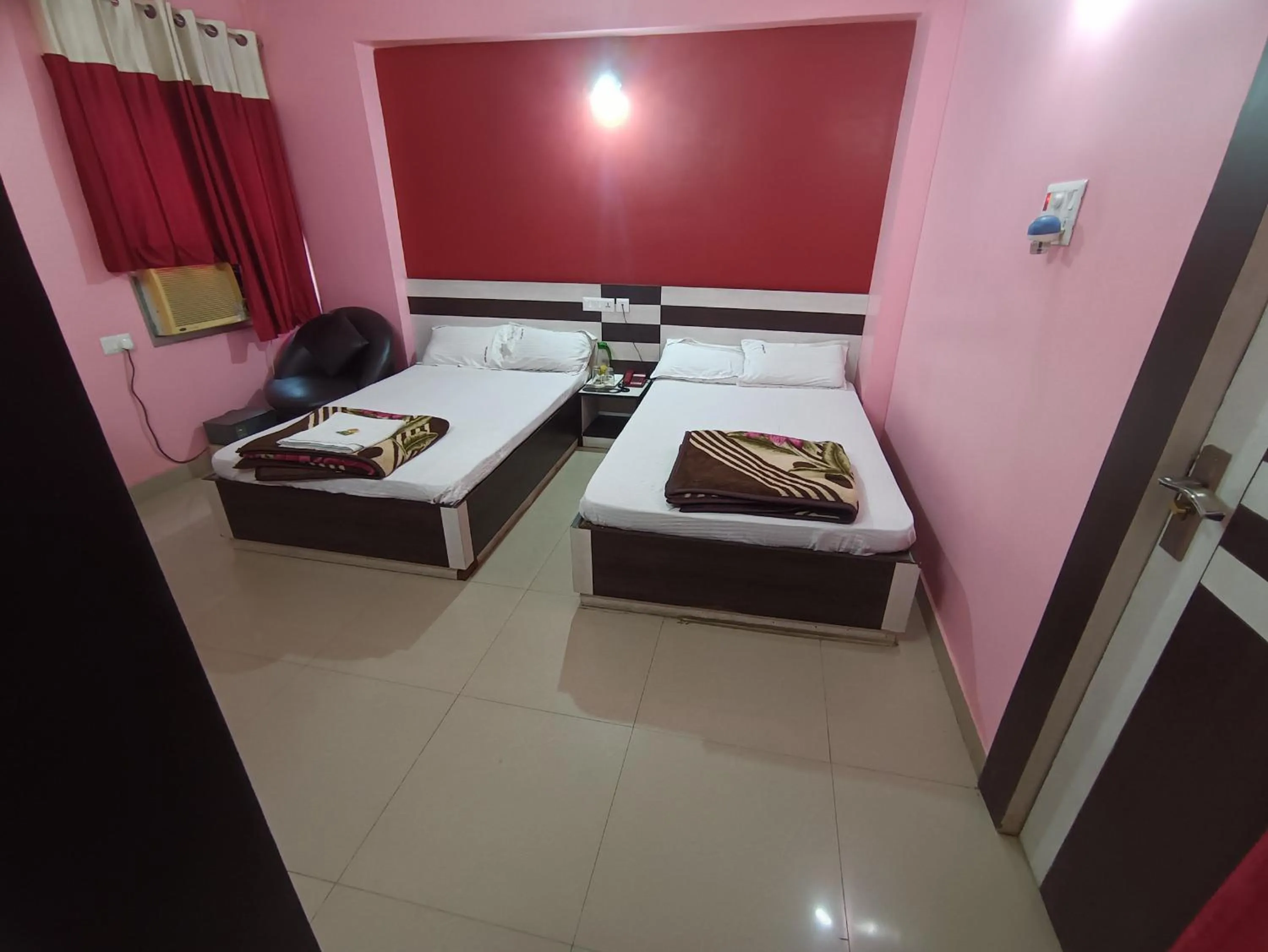 Bed in Hotel Viraat Inn