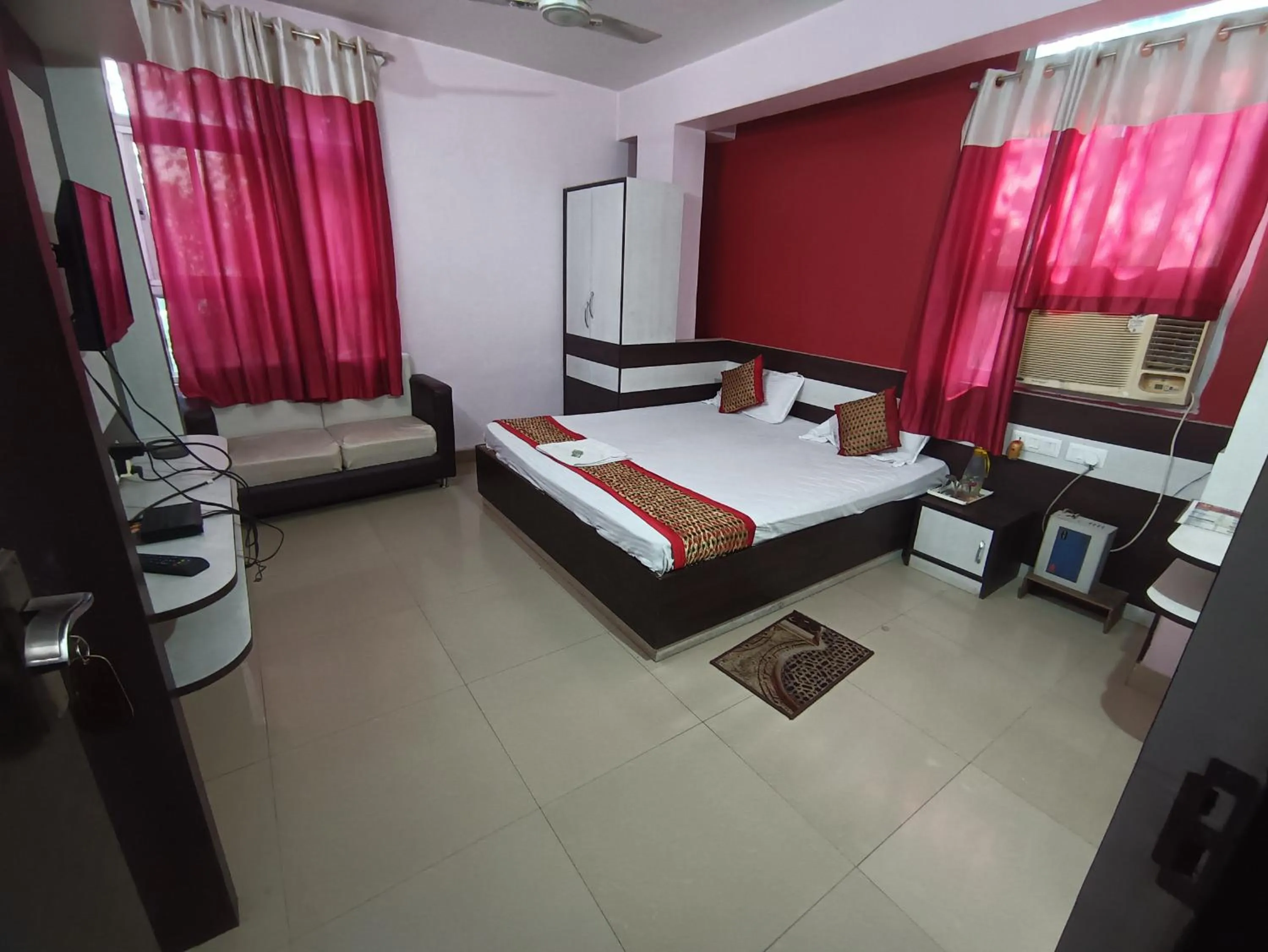 Bed in Hotel Viraat Inn