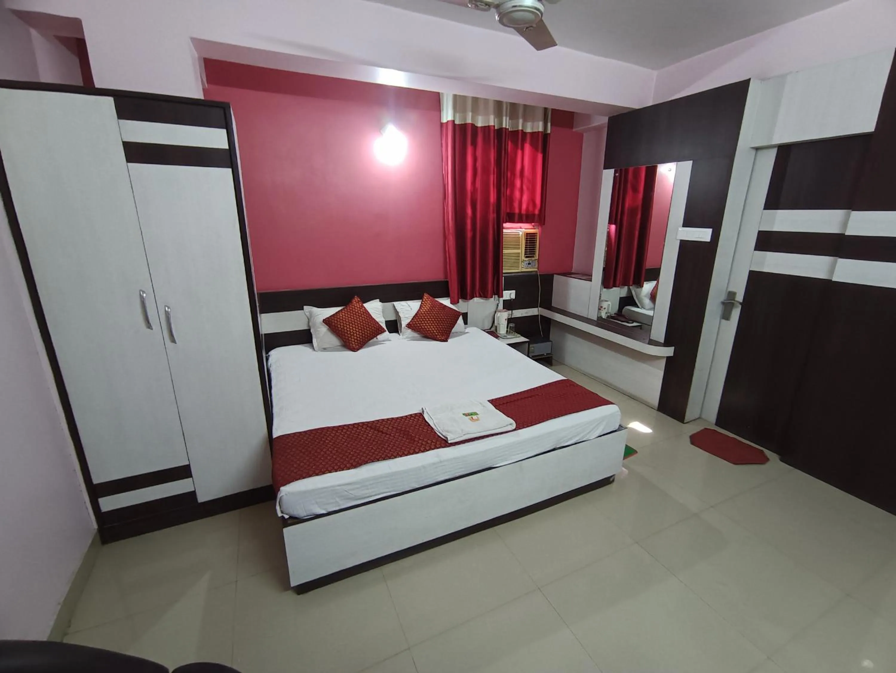 Bed in Hotel Viraat Inn