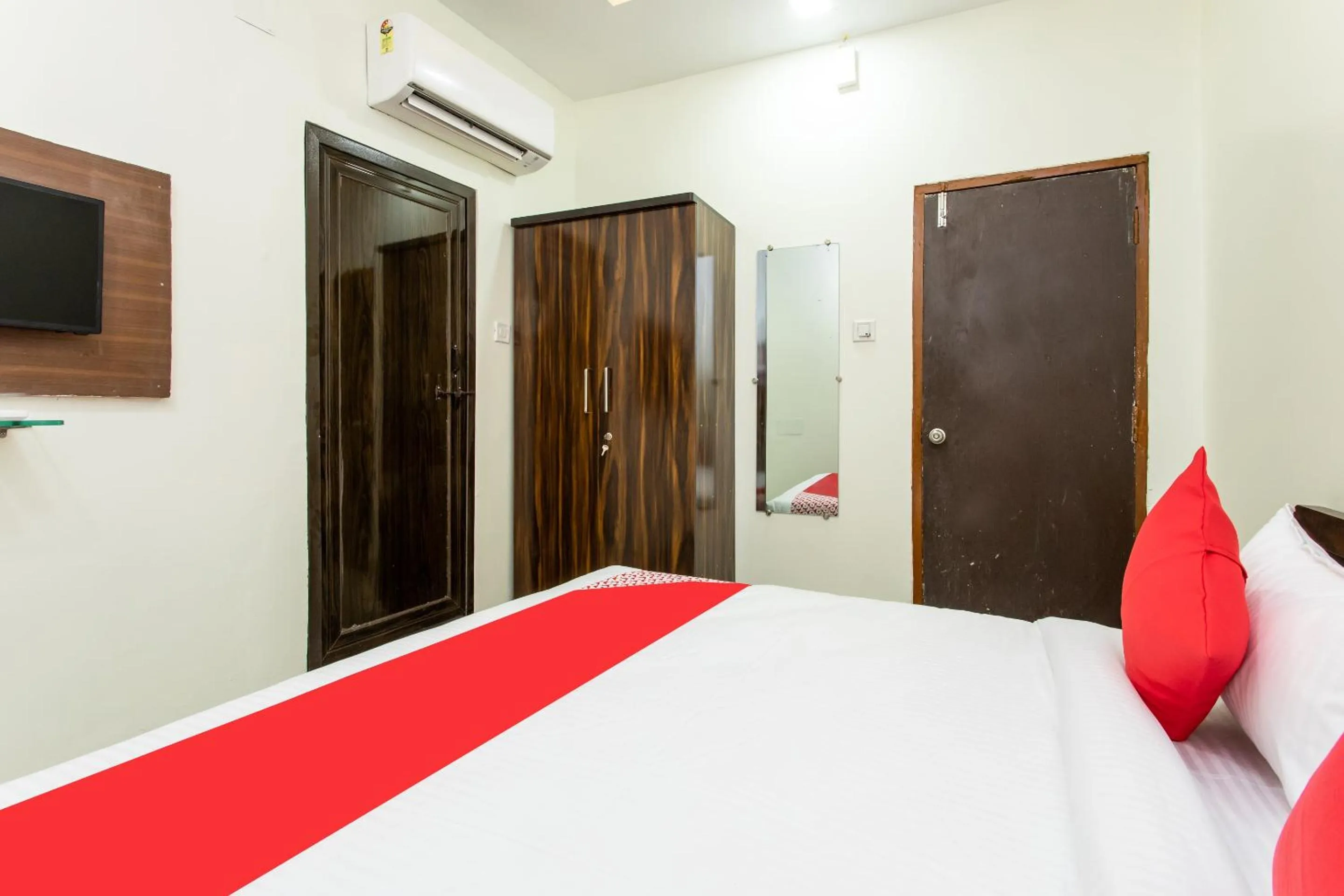 Bathroom, Bed in Hotel O Manjulam Regency