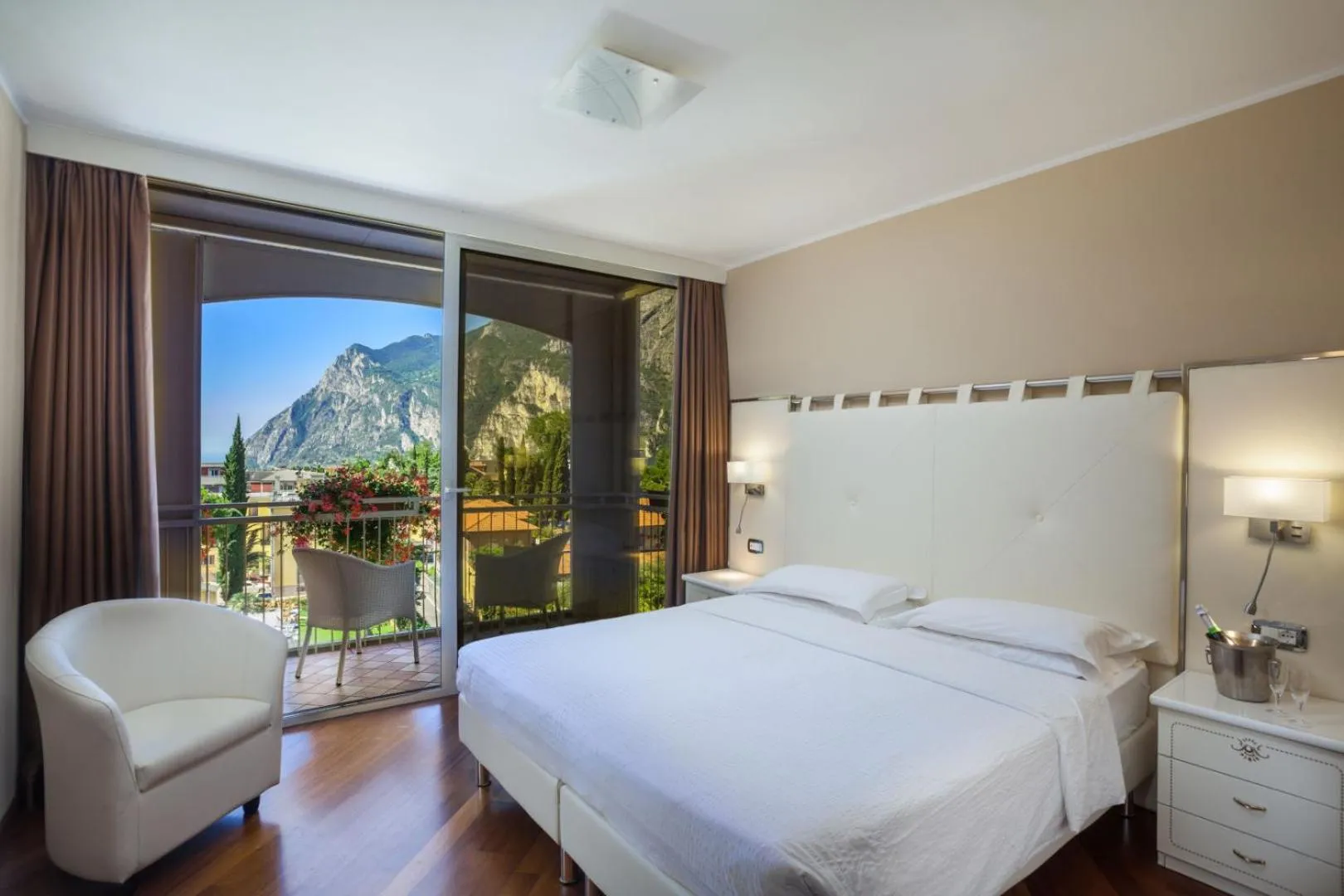 View (from property/room), Bed in Hotel Savoy Palace - Tonelli Hotels