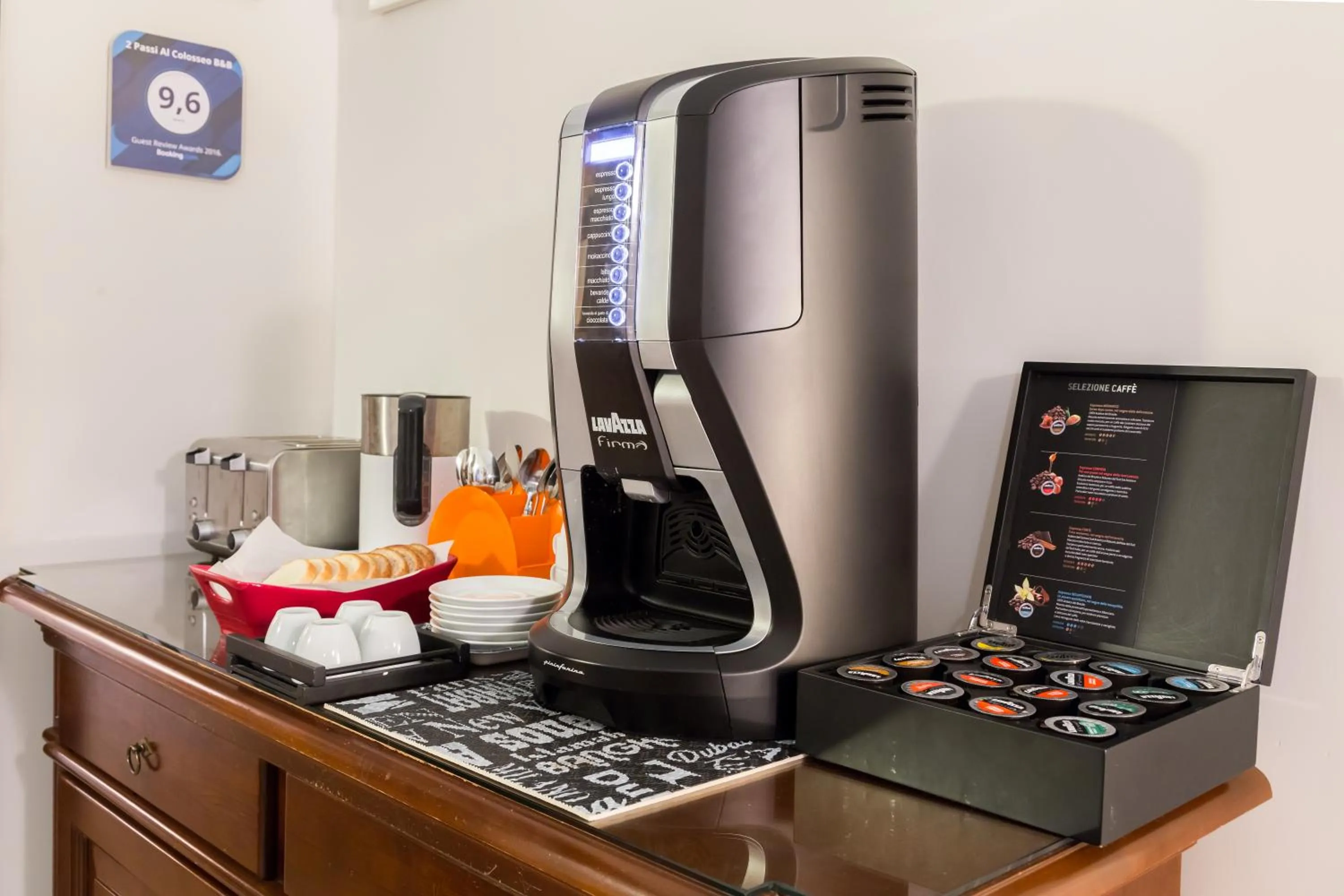 Buffet breakfast in 2 Passi Al Colosseo B&B