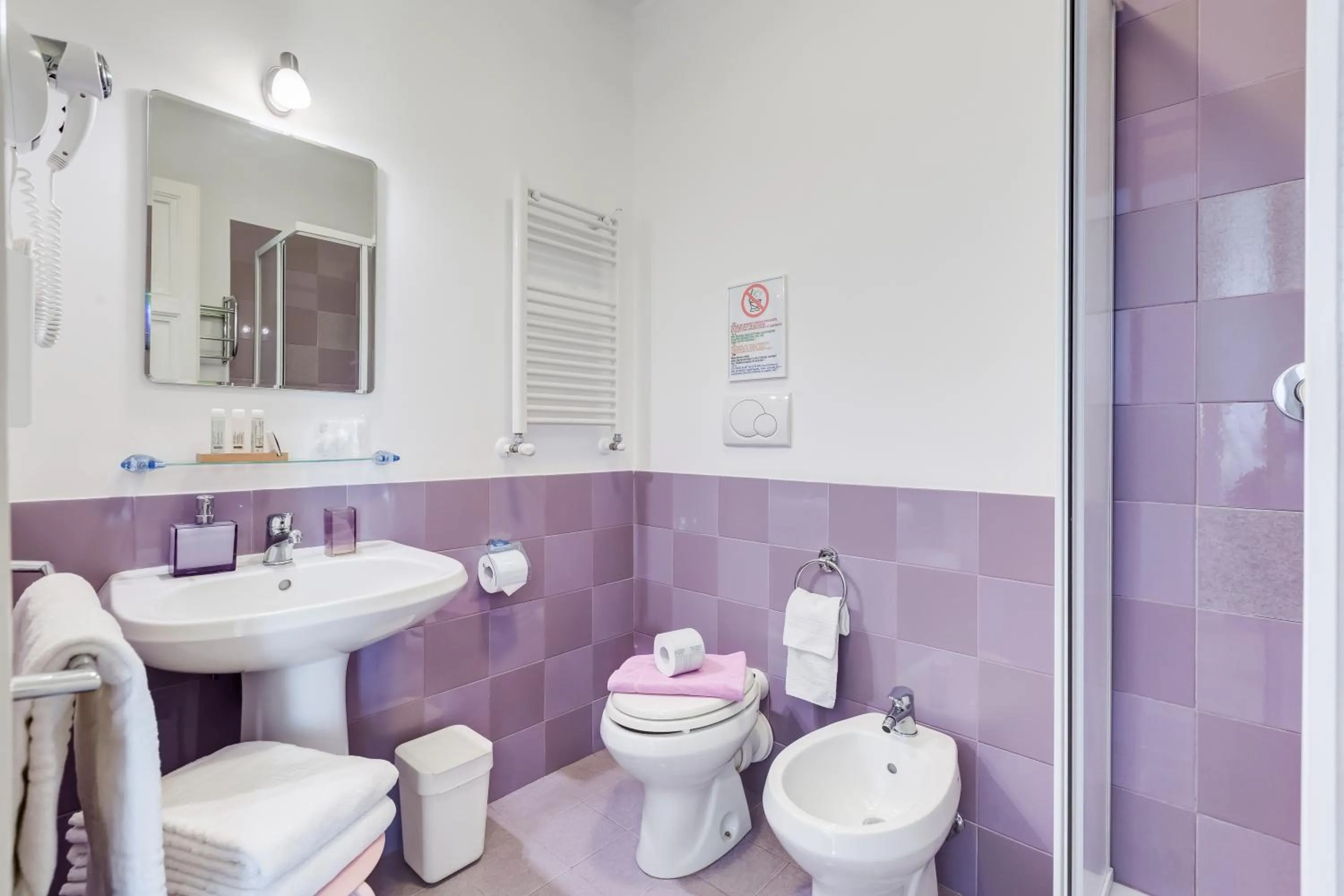 Shower in 2 Passi Al Colosseo B&B