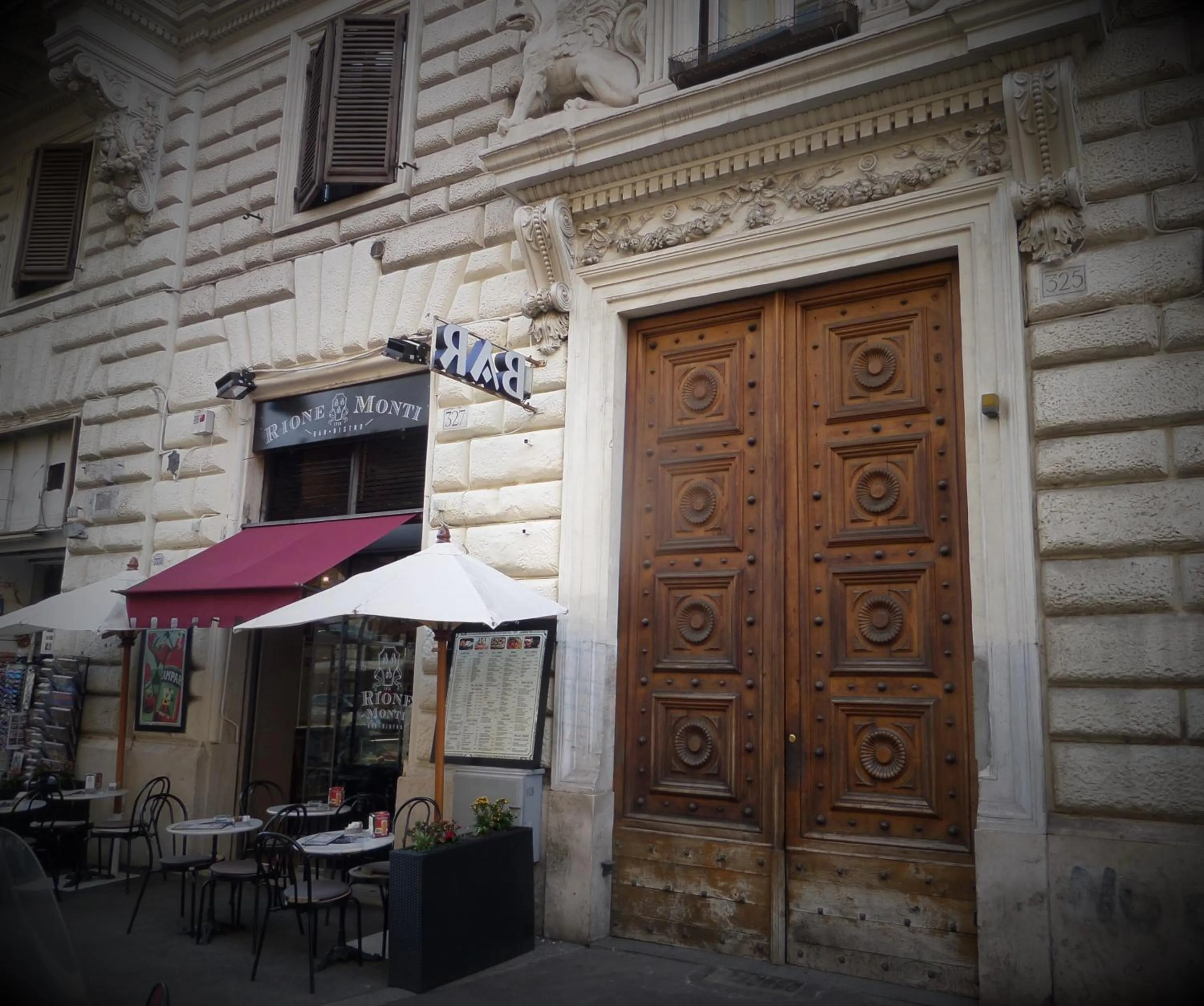 Property building in 2 Passi Al Colosseo B&B