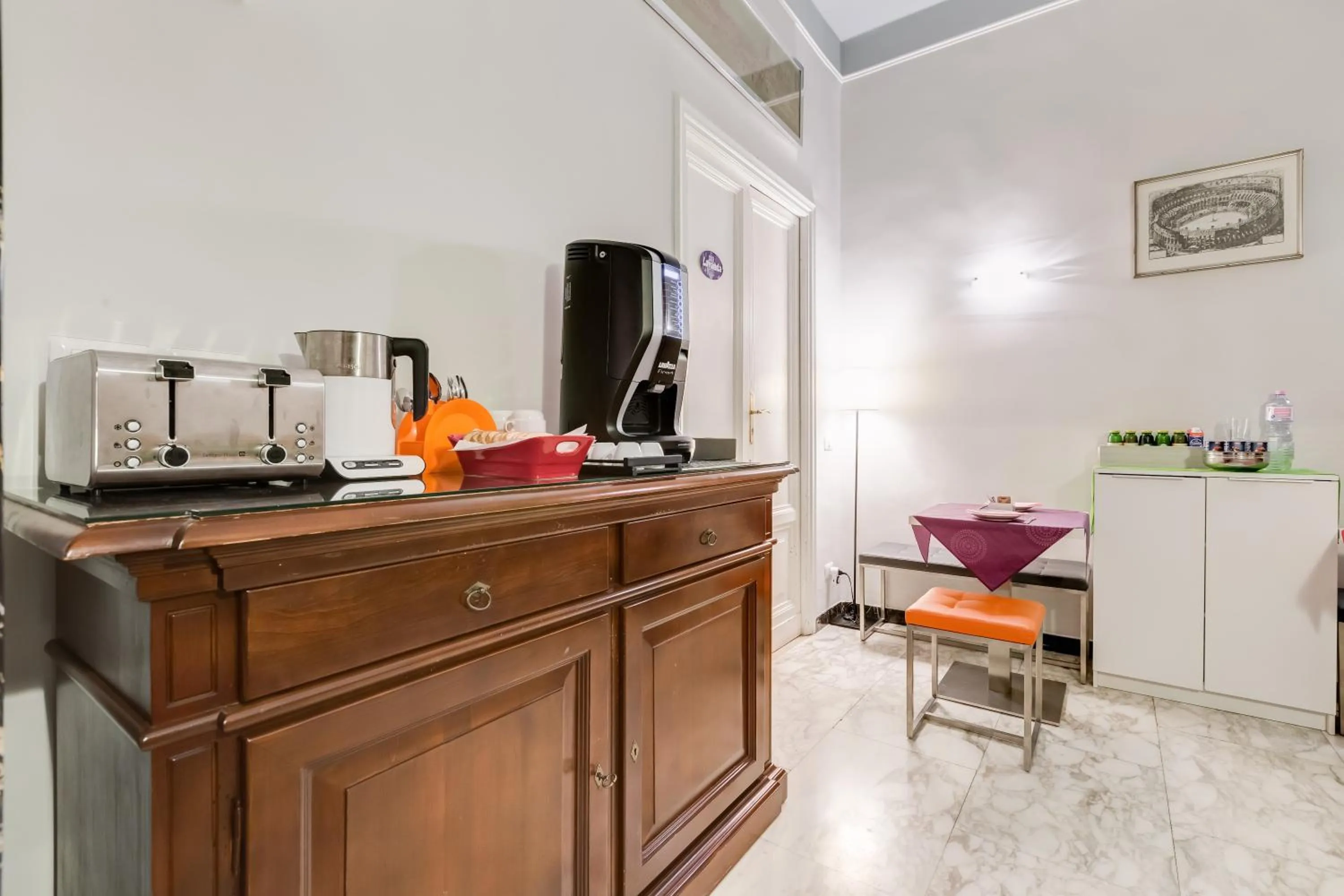 Communal lounge/ TV room in 2 Passi Al Colosseo B&B