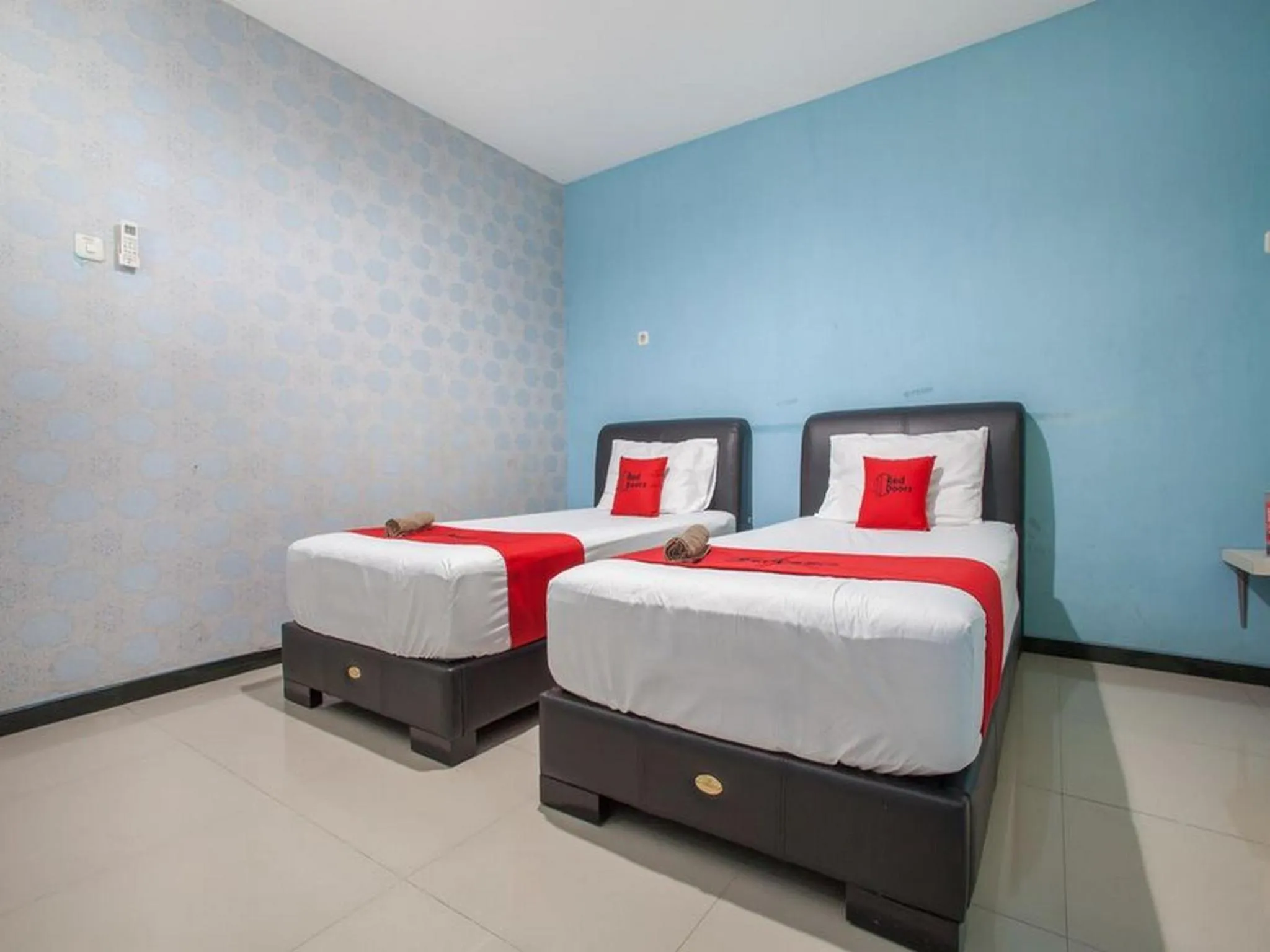Bedroom, Bed in RedDoorz @ Raya Tidar