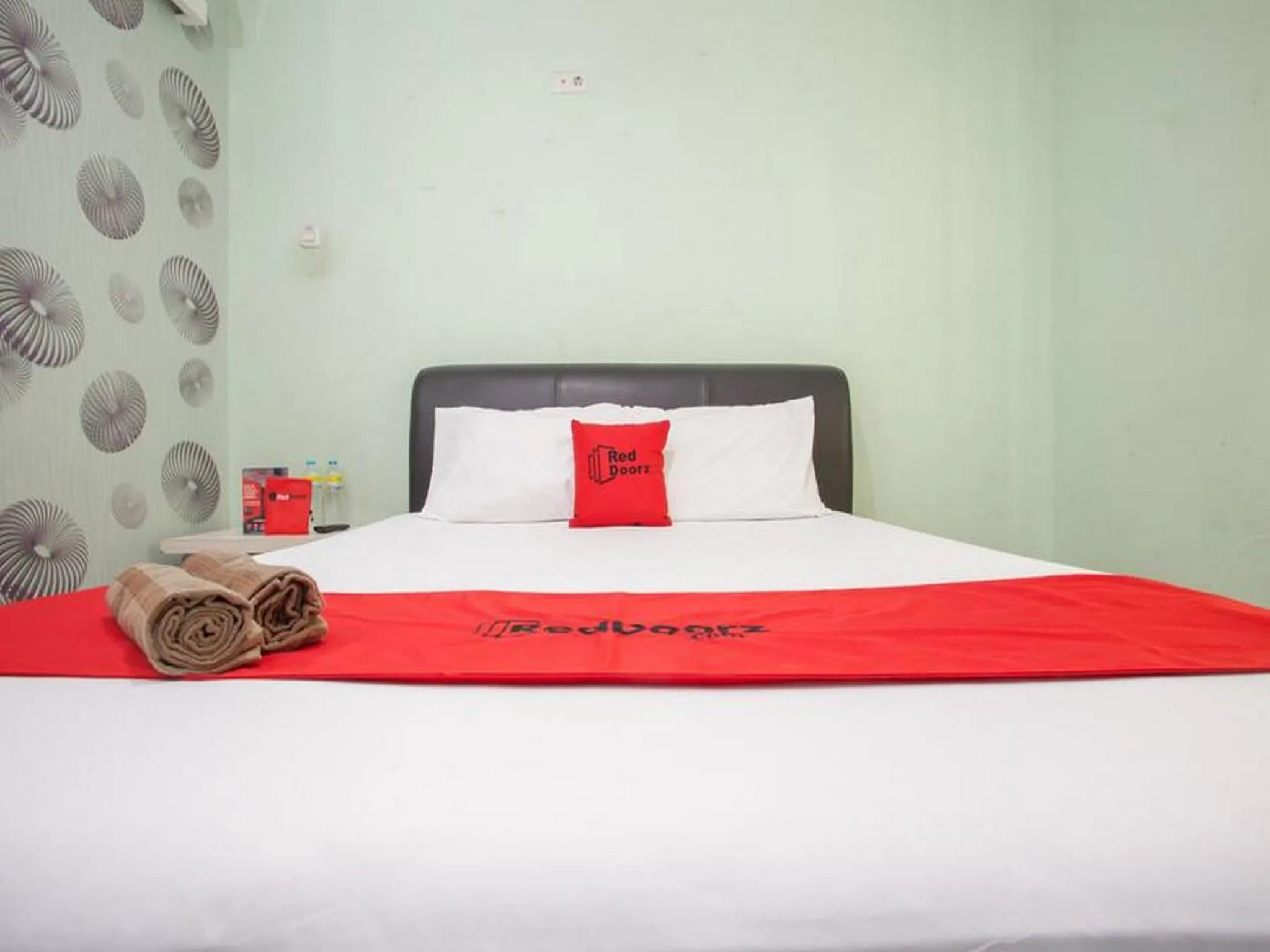 Bedroom, Bed in RedDoorz @ Raya Tidar