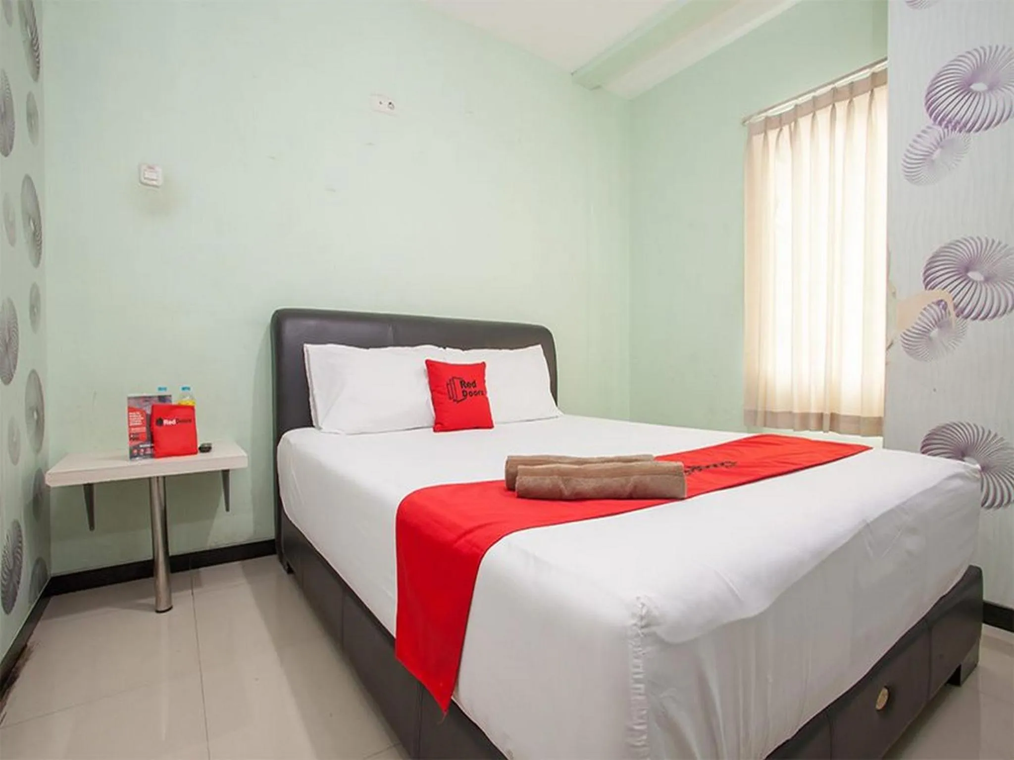 Bedroom, Bed in RedDoorz @ Raya Tidar