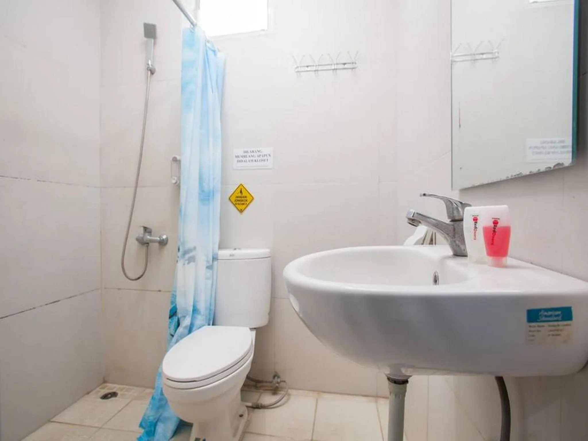 Bathroom in RedDoorz @ Raya Tidar